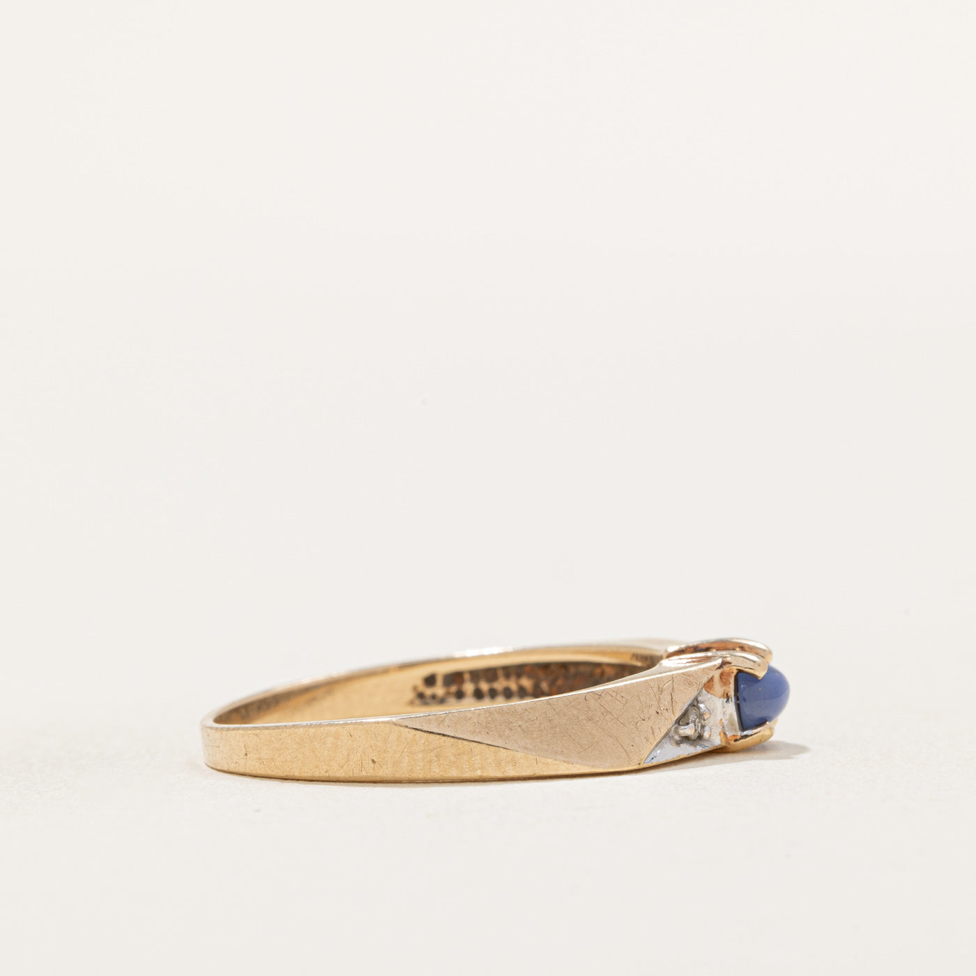 Bague en saphir étoilé synthétique et diamants | 0,30 ct, 0,01 ct au total | Taille 6,25 |