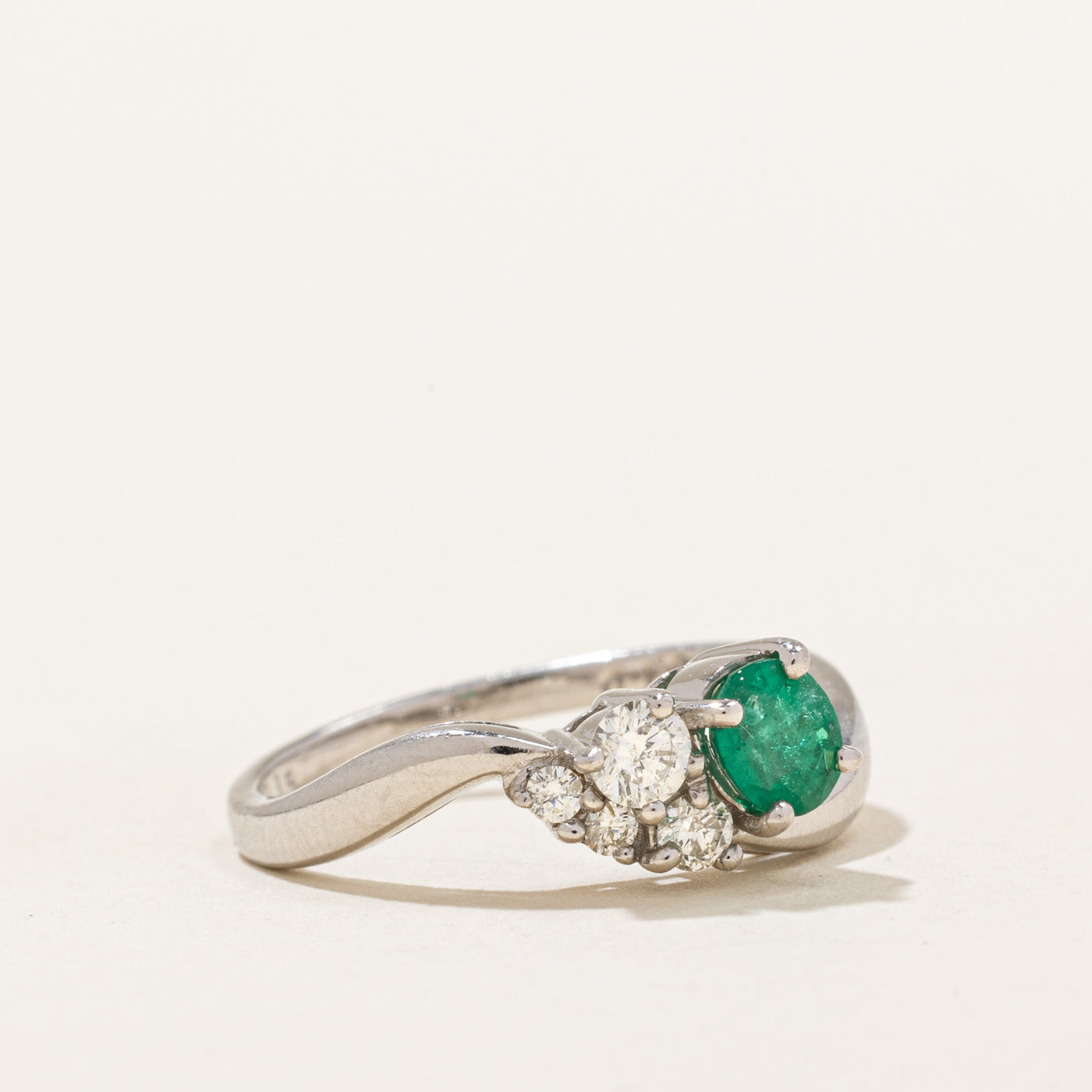 Bague contournée émeraude et diamant | 0,35 ct, 0,15 ct au total | Taille 5,5 |