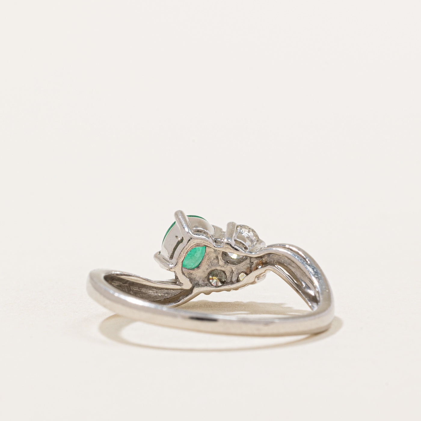 Bague contournée émeraude et diamant | 0,35 ct, 0,15 ct au total | Taille 5,5 |