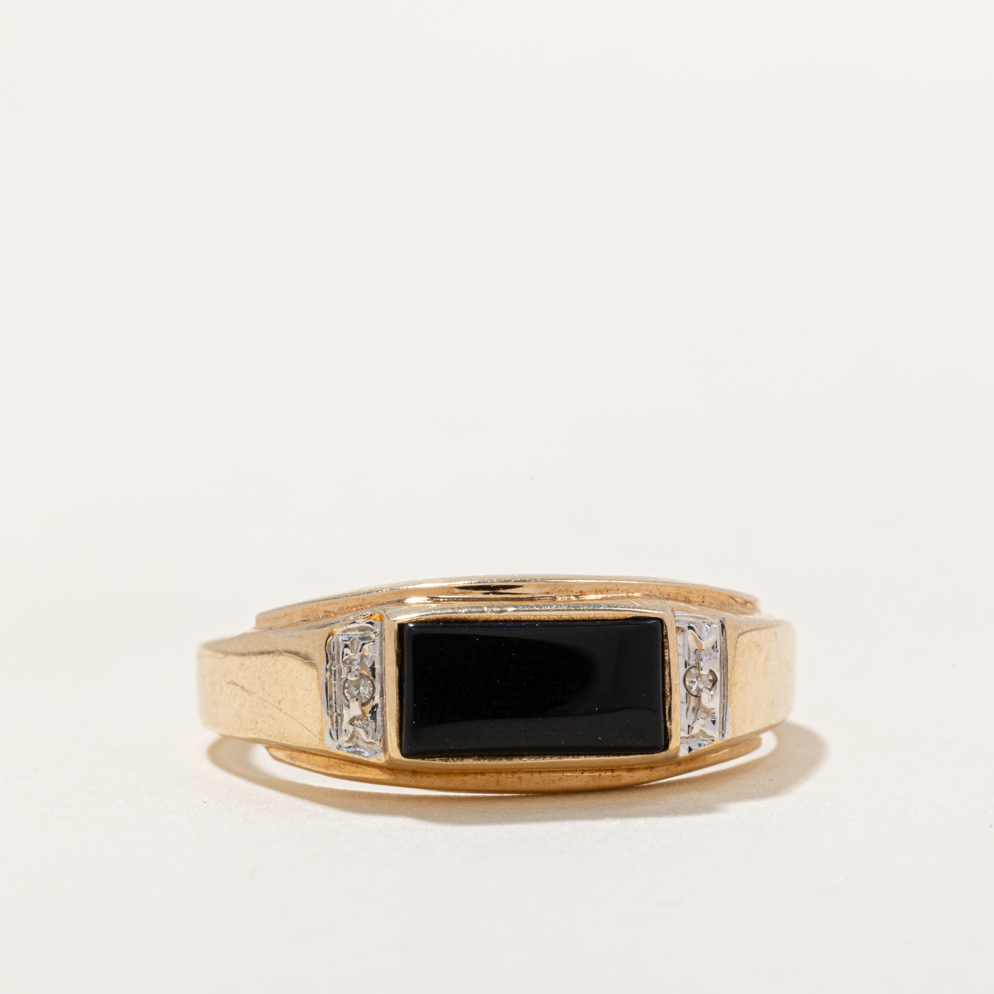 Bague en onyx et diamants | 0,72 ct, 0,01 ct au total | Taille 11,75 |