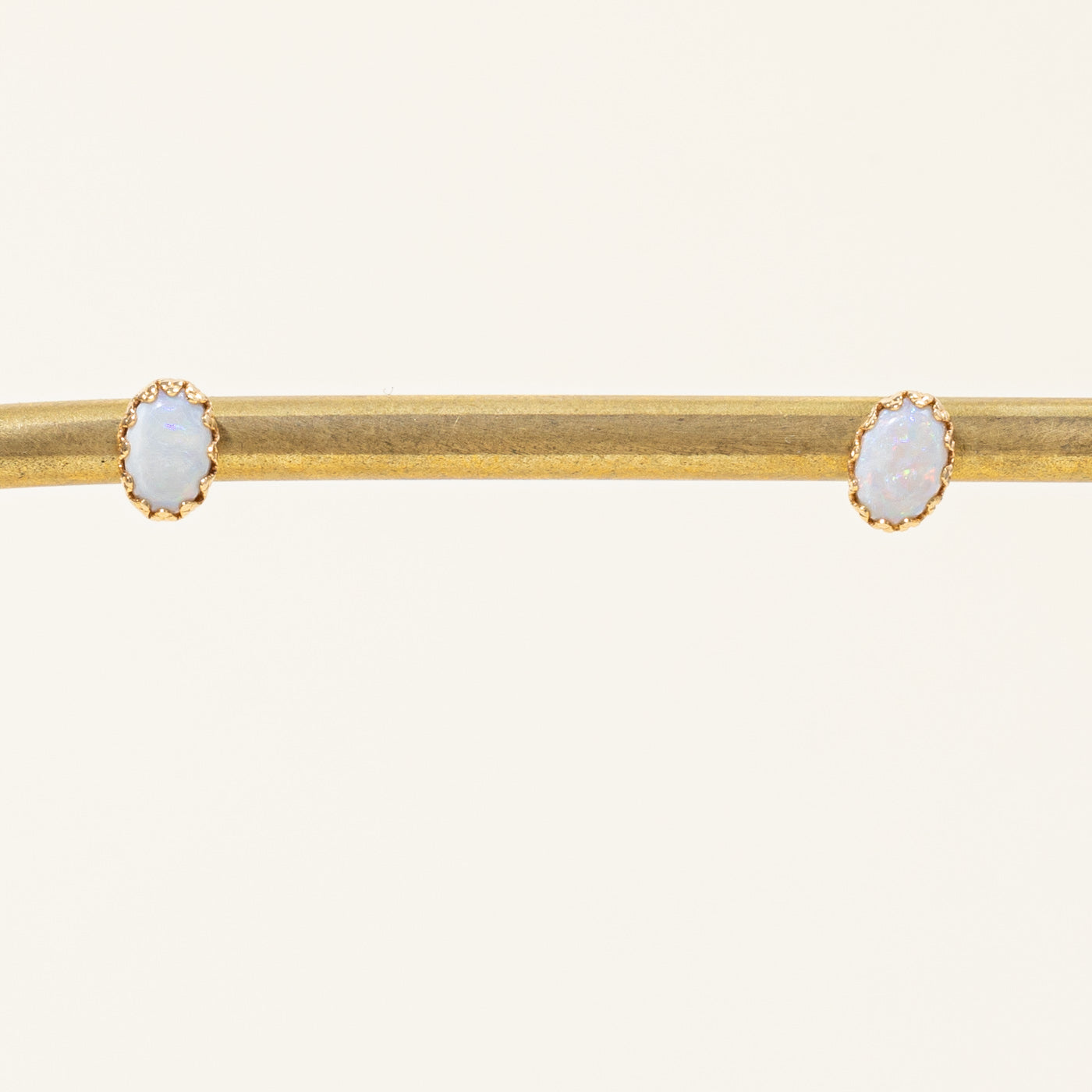 Boucles d'oreilles puces en opale | 0,60 ct |