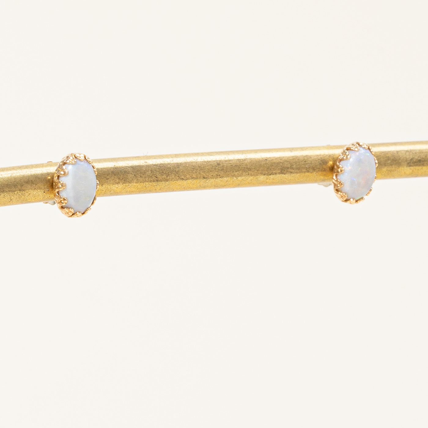 Boucles d'oreilles puces en opale | 0,60 ct |