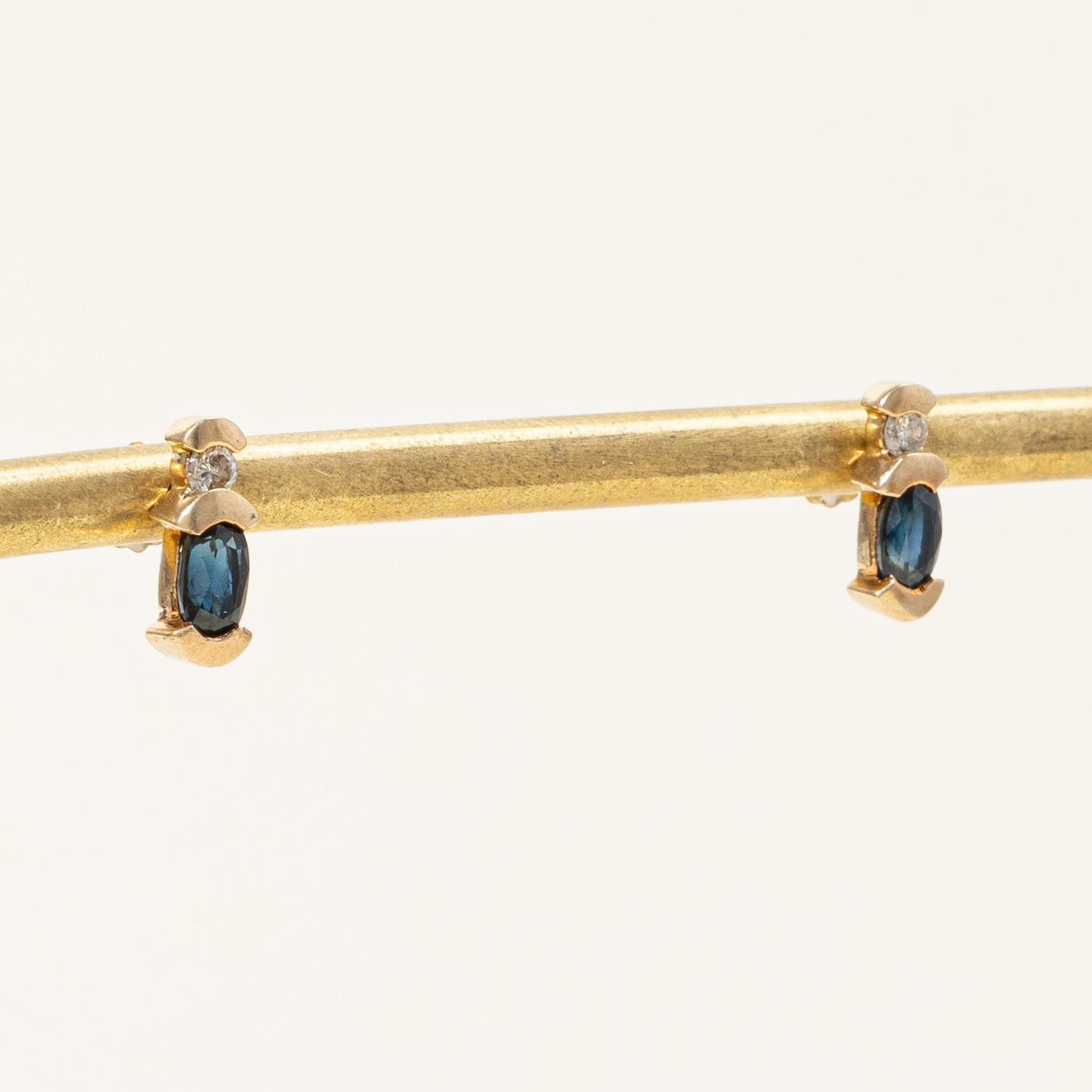 Boucles d'oreilles saphir et diamants | 0,40 ct, 0,08 ct |