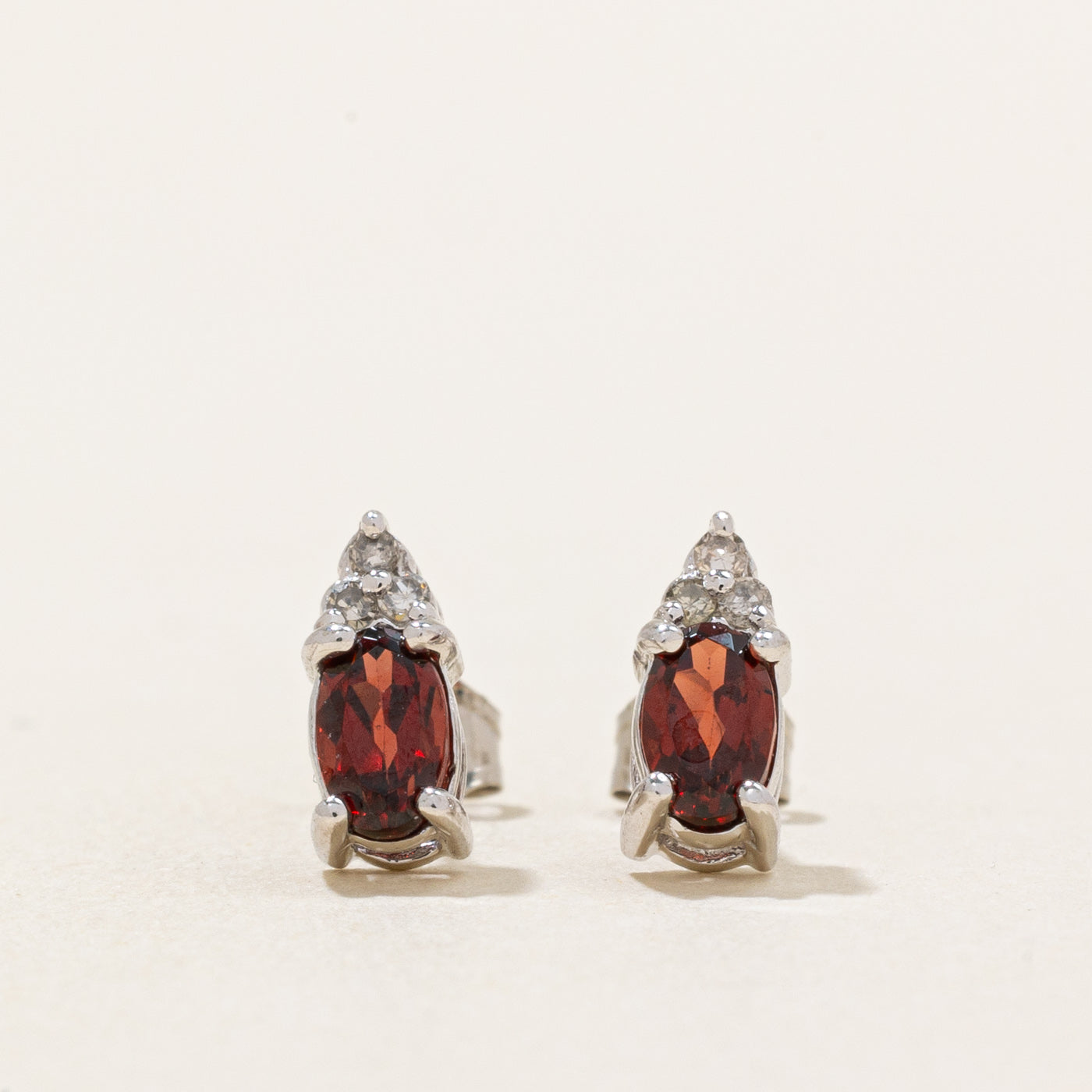 Boucles d'oreilles en grenat et diamants | 0,44 ct, 0,03 ct |