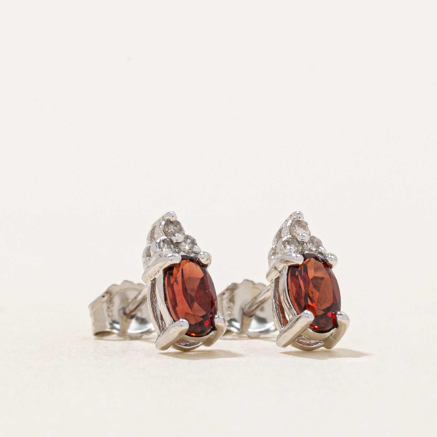 Boucles d'oreilles en grenat et diamants | 0,44 ct, 0,03 ct |