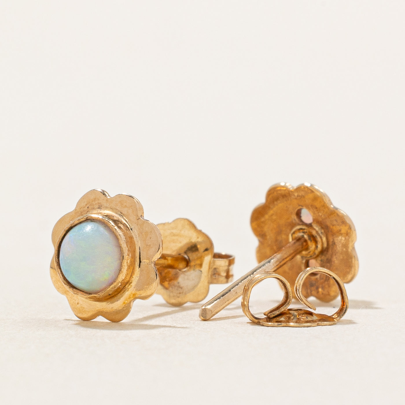 Boucles d'oreilles puces en opale | 0,36 ct |