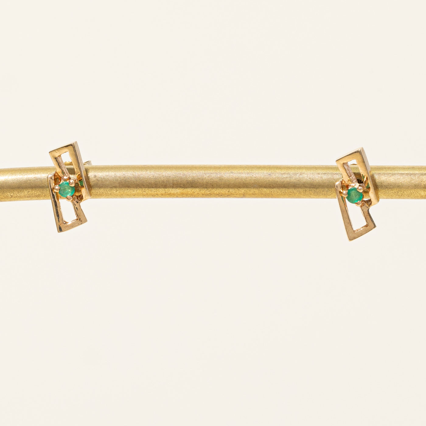 Boucles d'oreilles puces en émeraude | 0,06 ct |