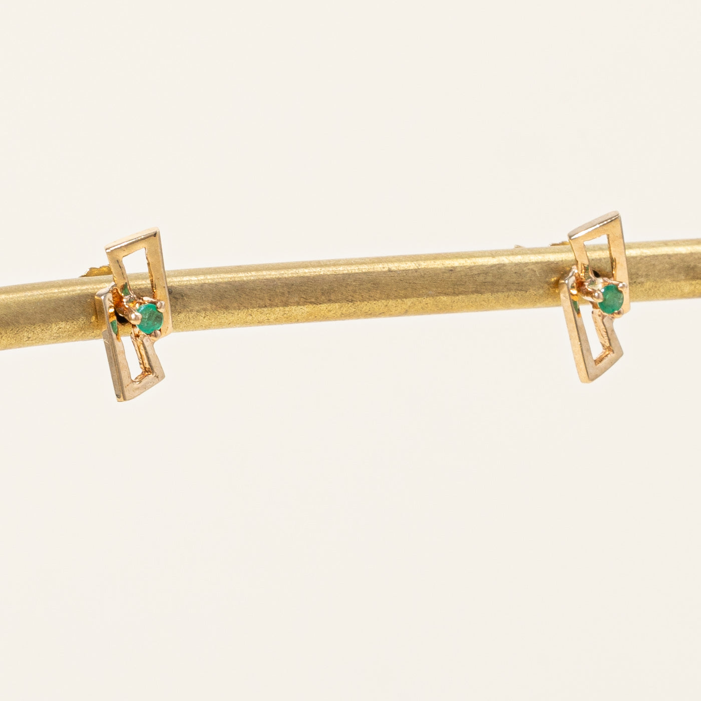 Boucles d'oreilles puces en émeraude | 0,06 ct |