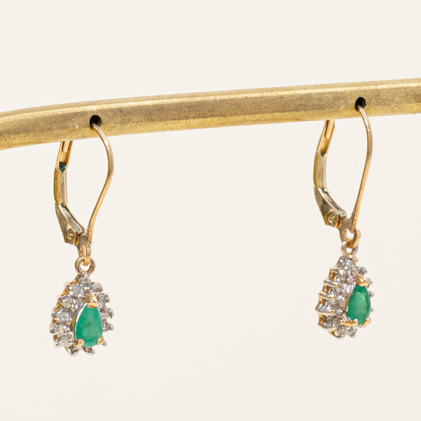 Boucles d'oreilles pendantes en émeraudes et diamants | 0,28 ct, 0,15 ct |