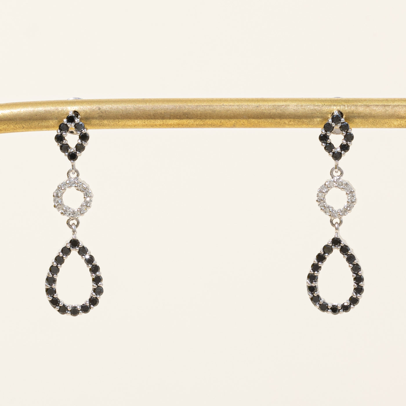 Boucles d'oreilles pendantes en diamants noirs et blancs | 0,48 ct, 0,10 ct |