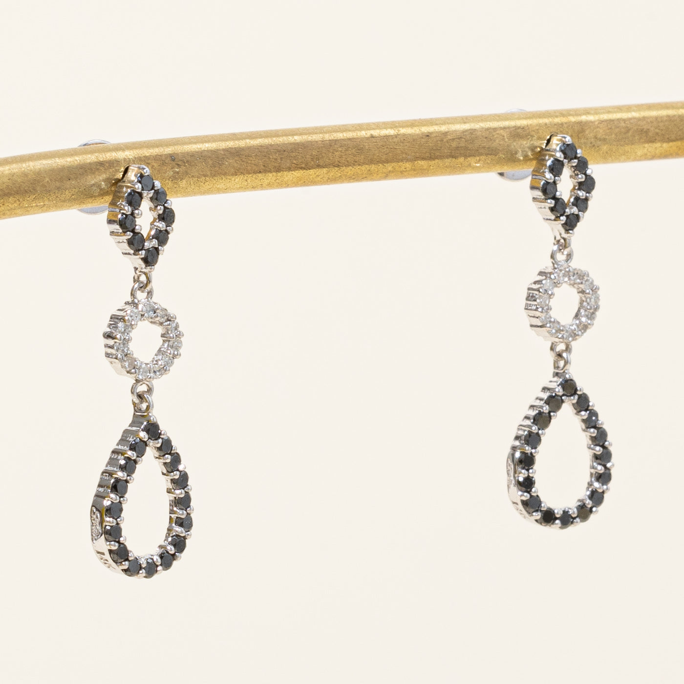 Boucles d'oreilles pendantes en diamants noirs et blancs | 0,48 ct, 0,10 ct |