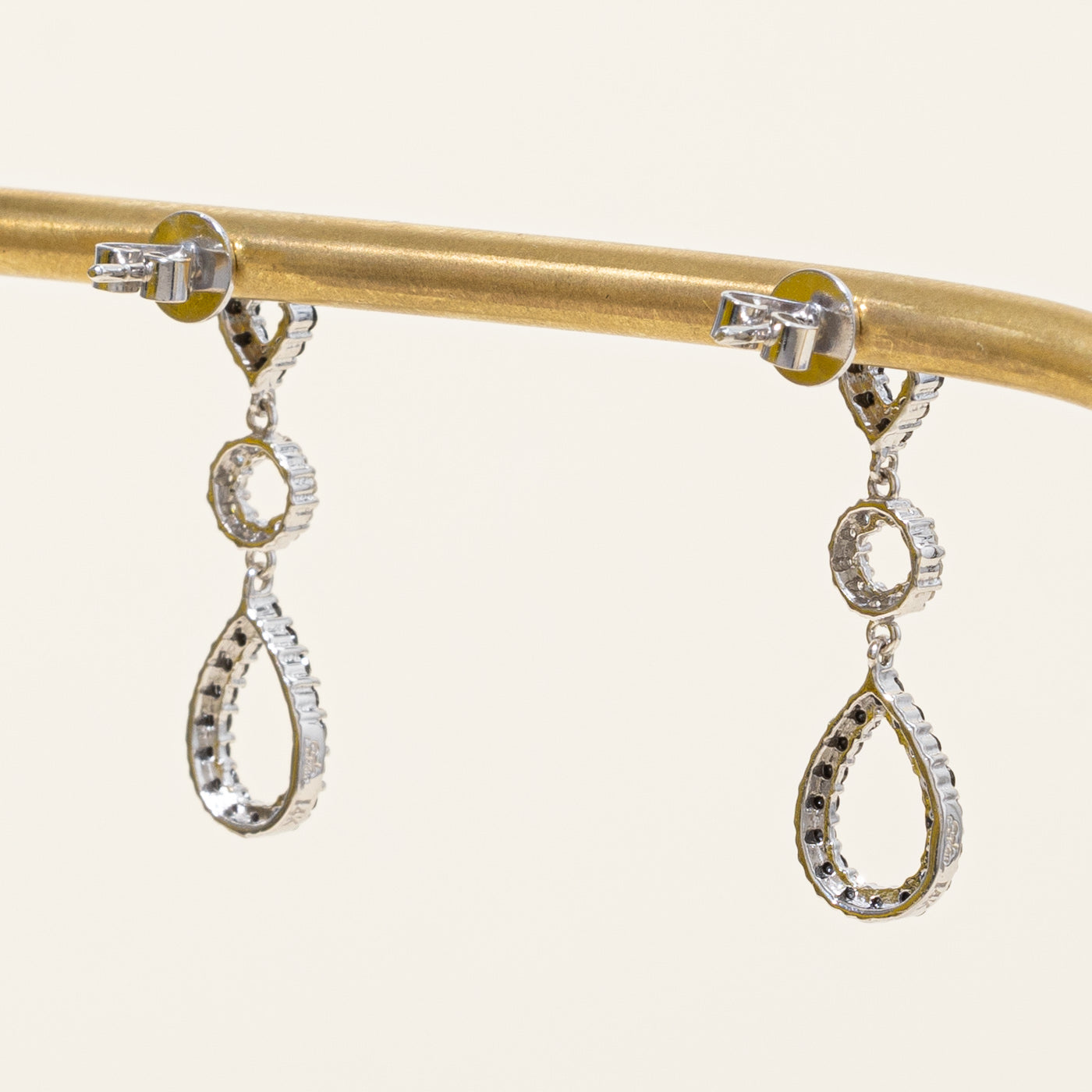 Boucles d'oreilles pendantes en diamants noirs et blancs | 0,48 ct, 0,10 ct |