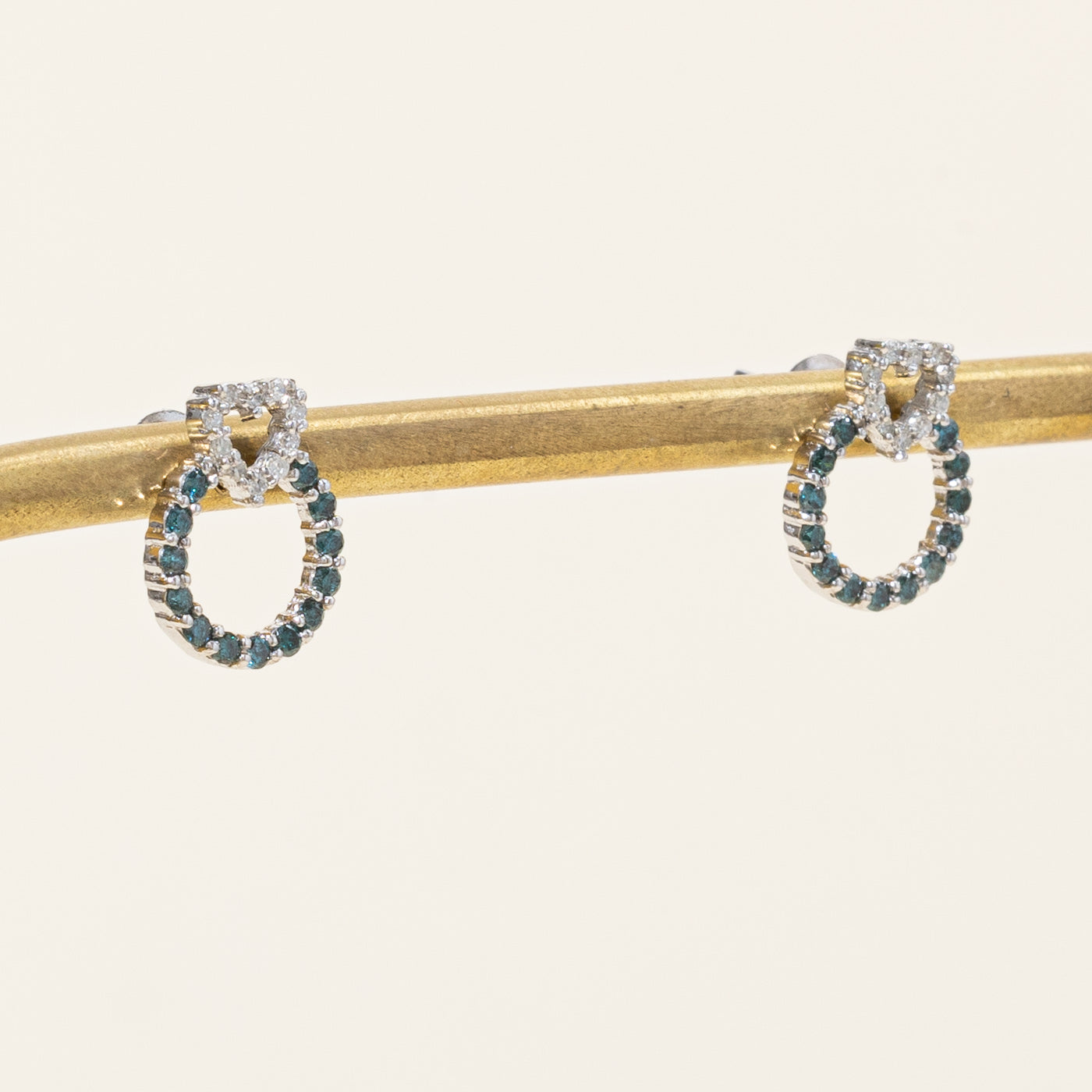 Boucles d'oreilles en diamants bleus et blancs | 0,26 ct, 0,10 ct |