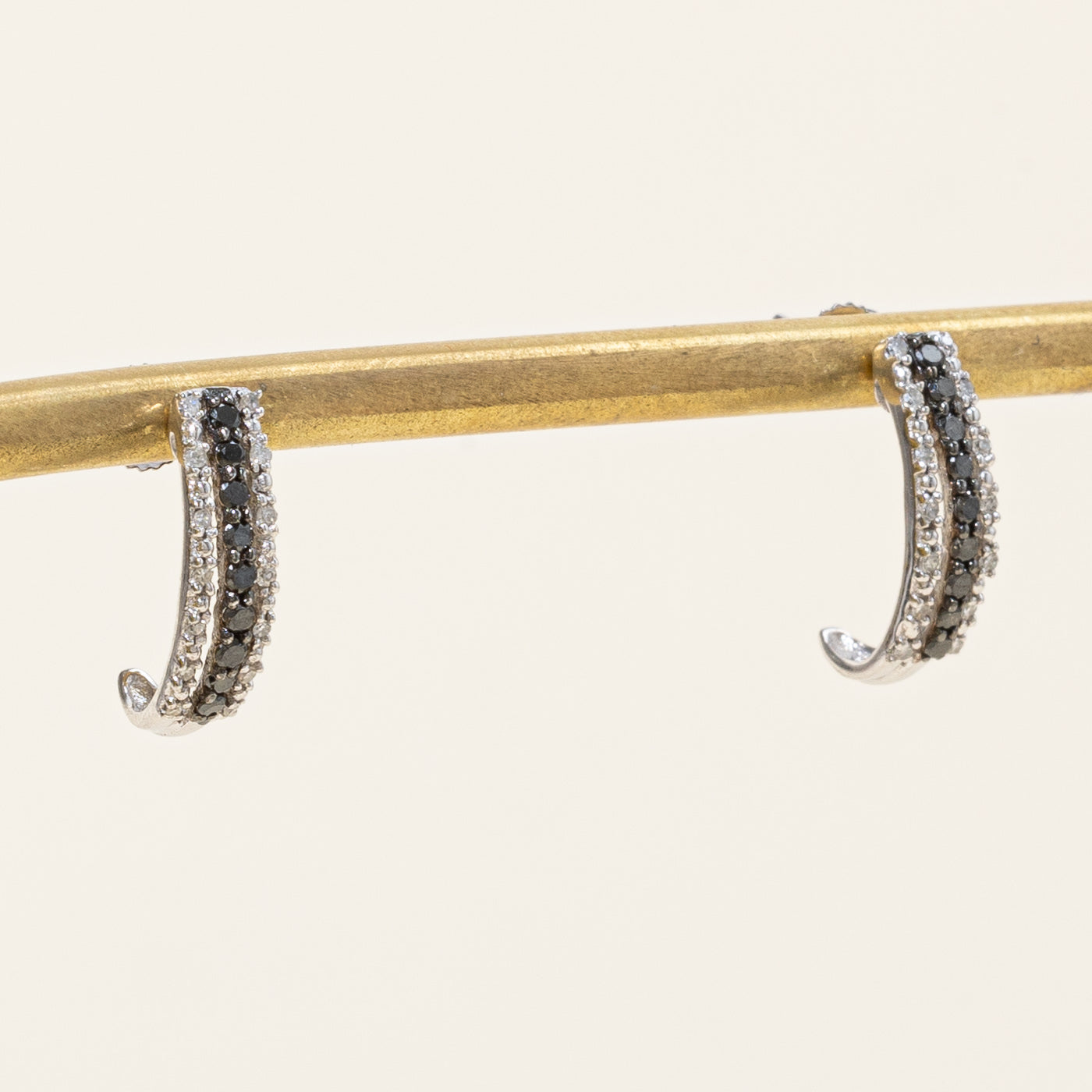 Boucles d'oreilles demi-créoles en diamants noirs et blancs | 0,18 ct, 0,08 ct |
