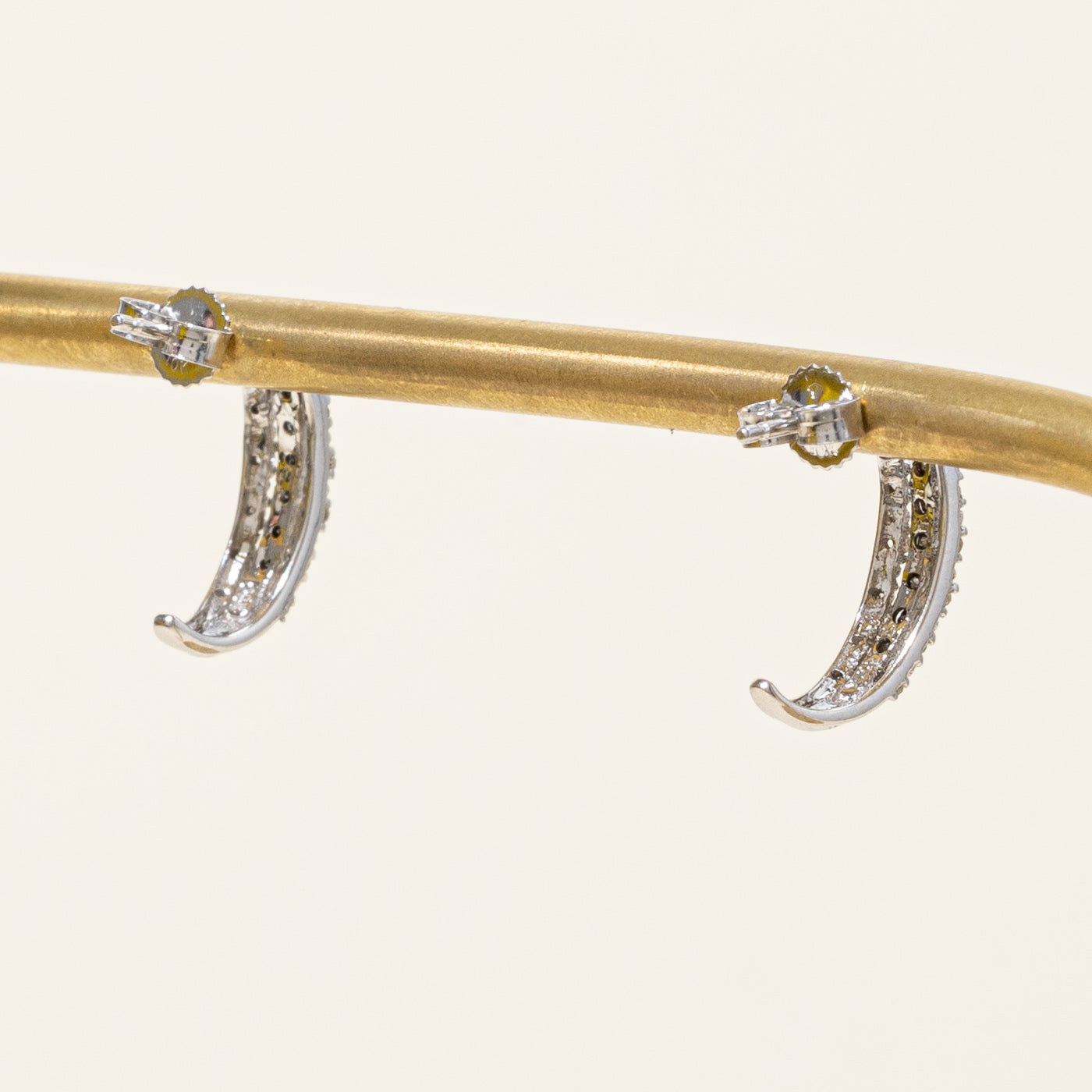 Boucles d'oreilles demi-créoles en diamants noirs et blancs | 0,18 ct, 0,08 ct |