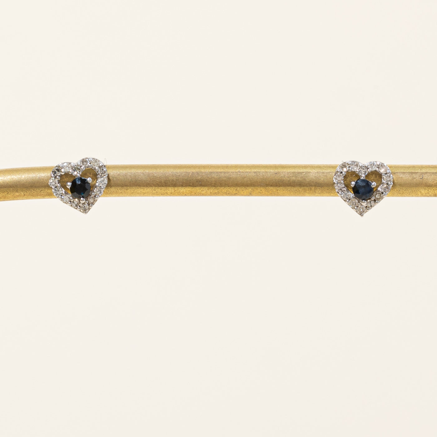 Boucles d'oreilles en forme de cœur serties de diamants et de saphirs | 0,14 ct au total, 0,12 ct au total |