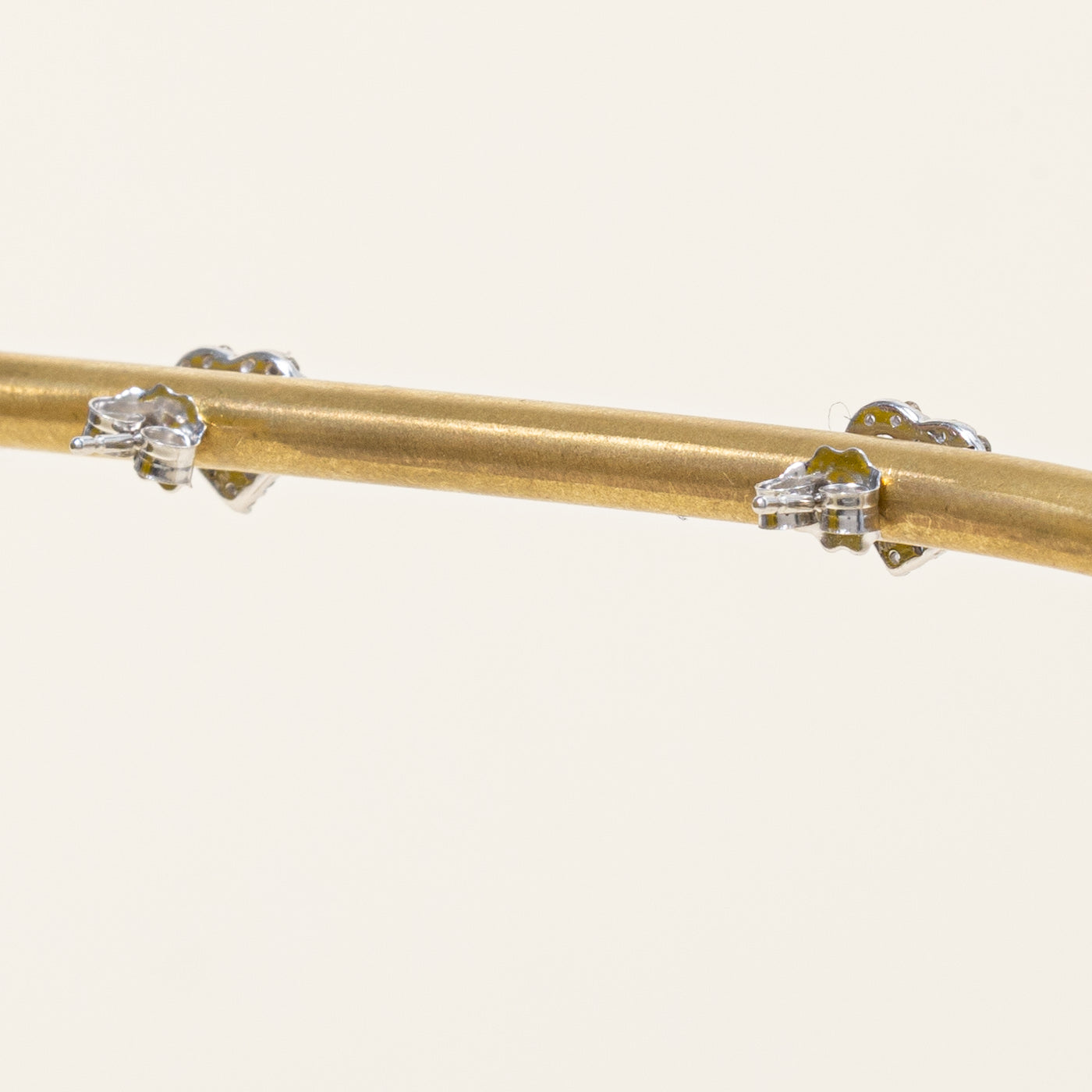 Boucles d'oreilles en forme de cœur serties de diamants et de saphirs | 0,14 ct au total, 0,12 ct au total |