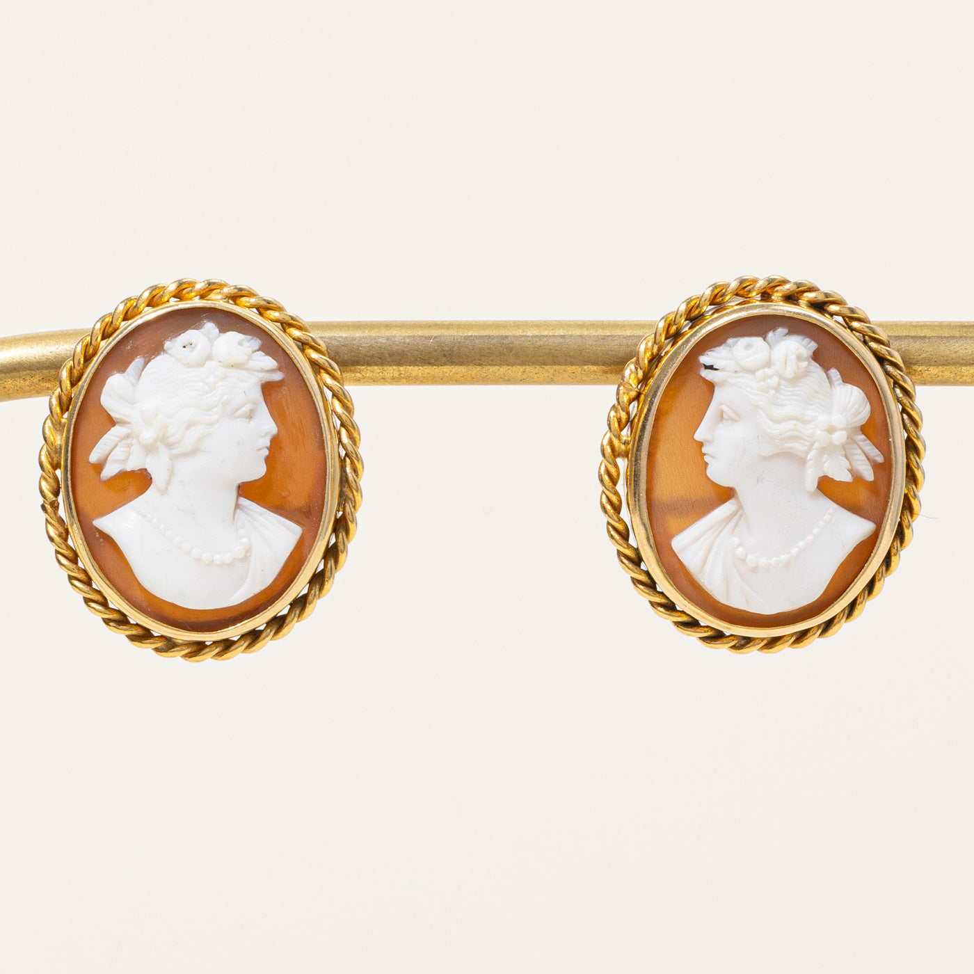 Boucles d'oreilles à vis en forme de camée de coquillage | 10,00 ct |