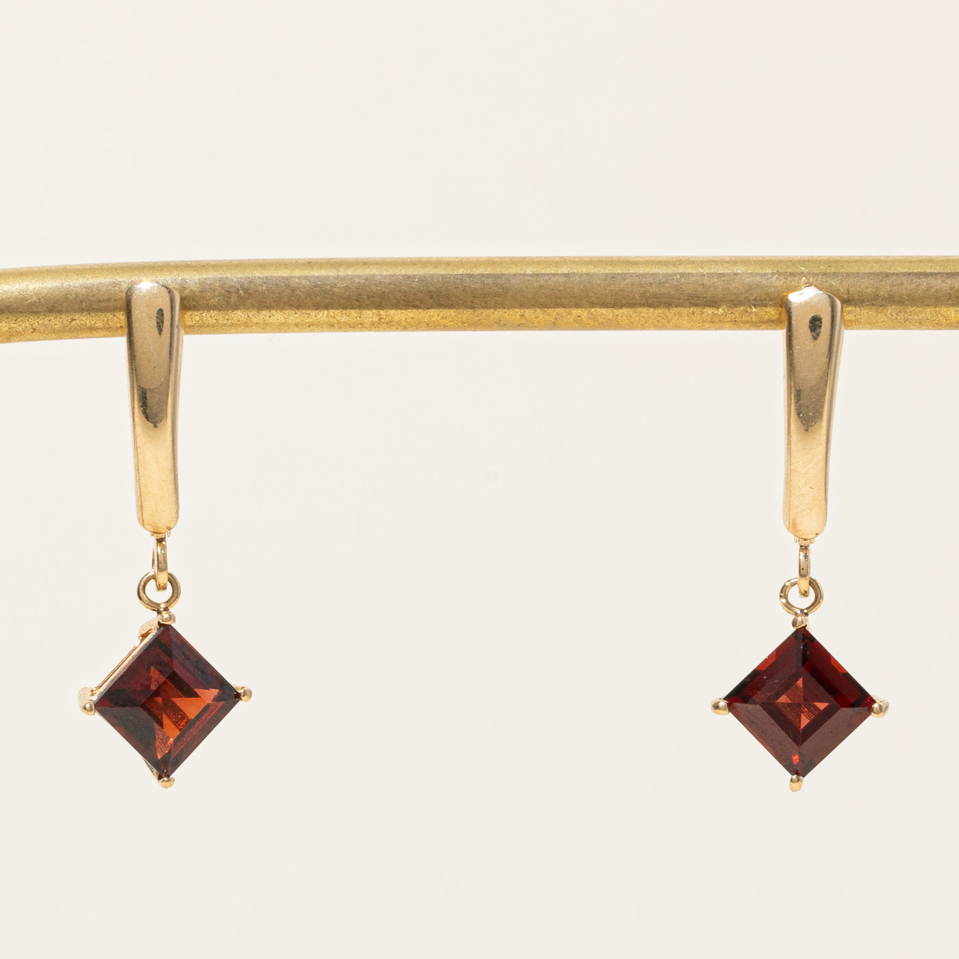 Boucles d'oreilles en grenat taille carrée | 3,00 ct |