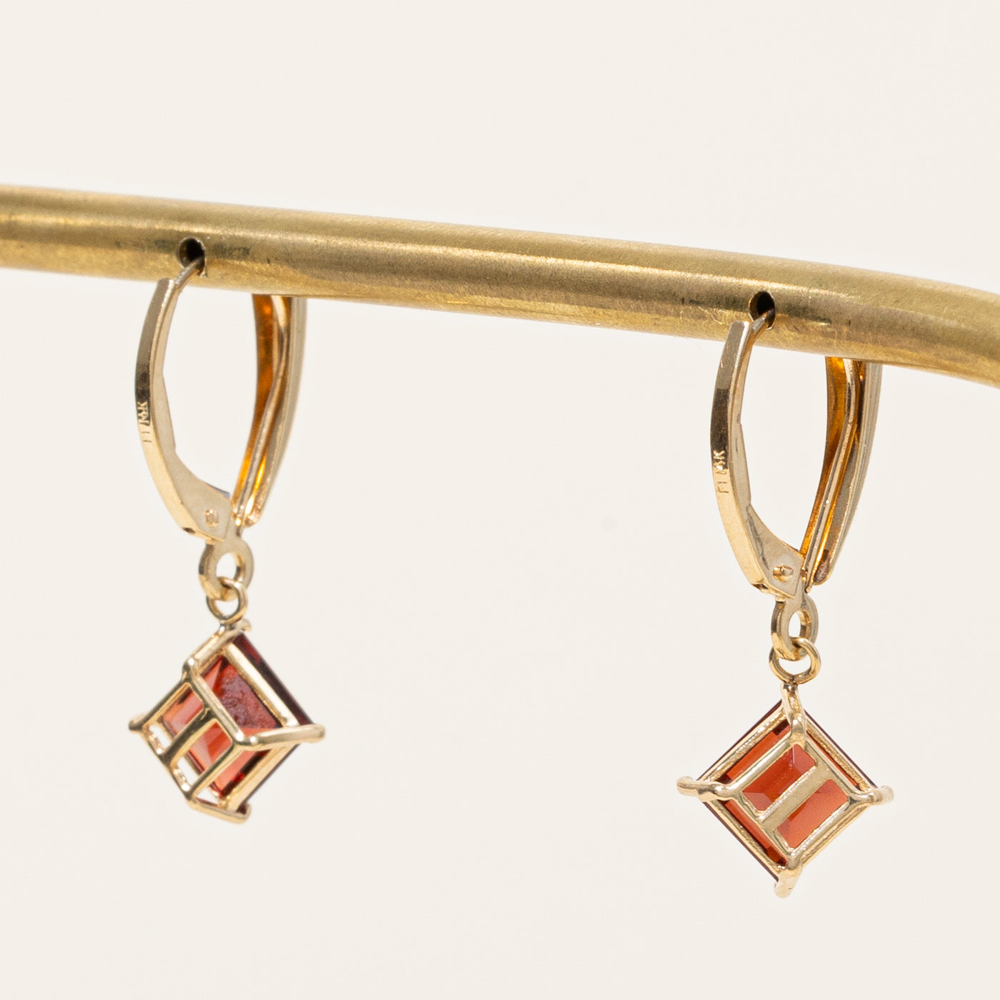 Boucles d'oreilles en grenat taille carrée | 3,00 ct |