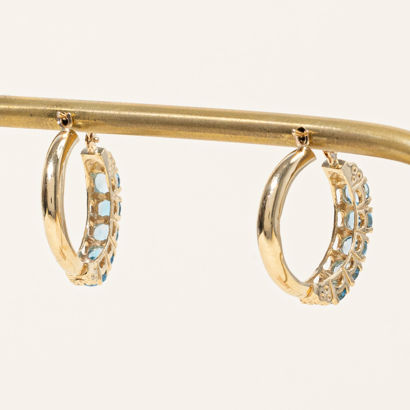 Boucles d'oreilles créoles en topaze bleue | 1,60 ct |