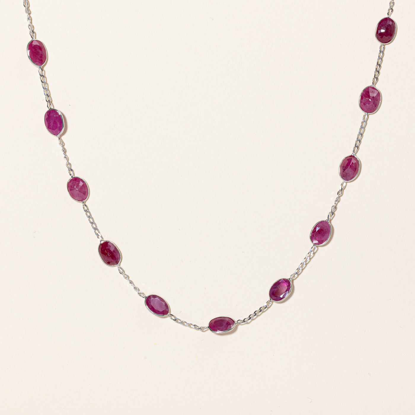 Collier en or blanc 14 carats serti de rubis traités au flux | 14,00 ct | 45,7 cm |