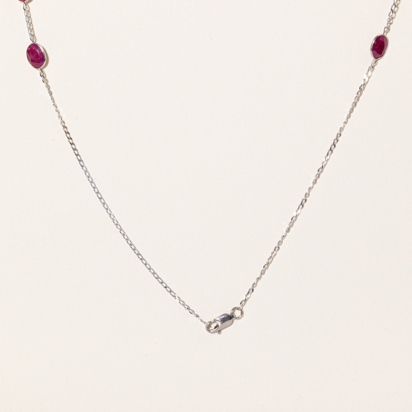Collier en or blanc 14 carats serti de rubis traités au flux | 14,00 ct | 45,7 cm |