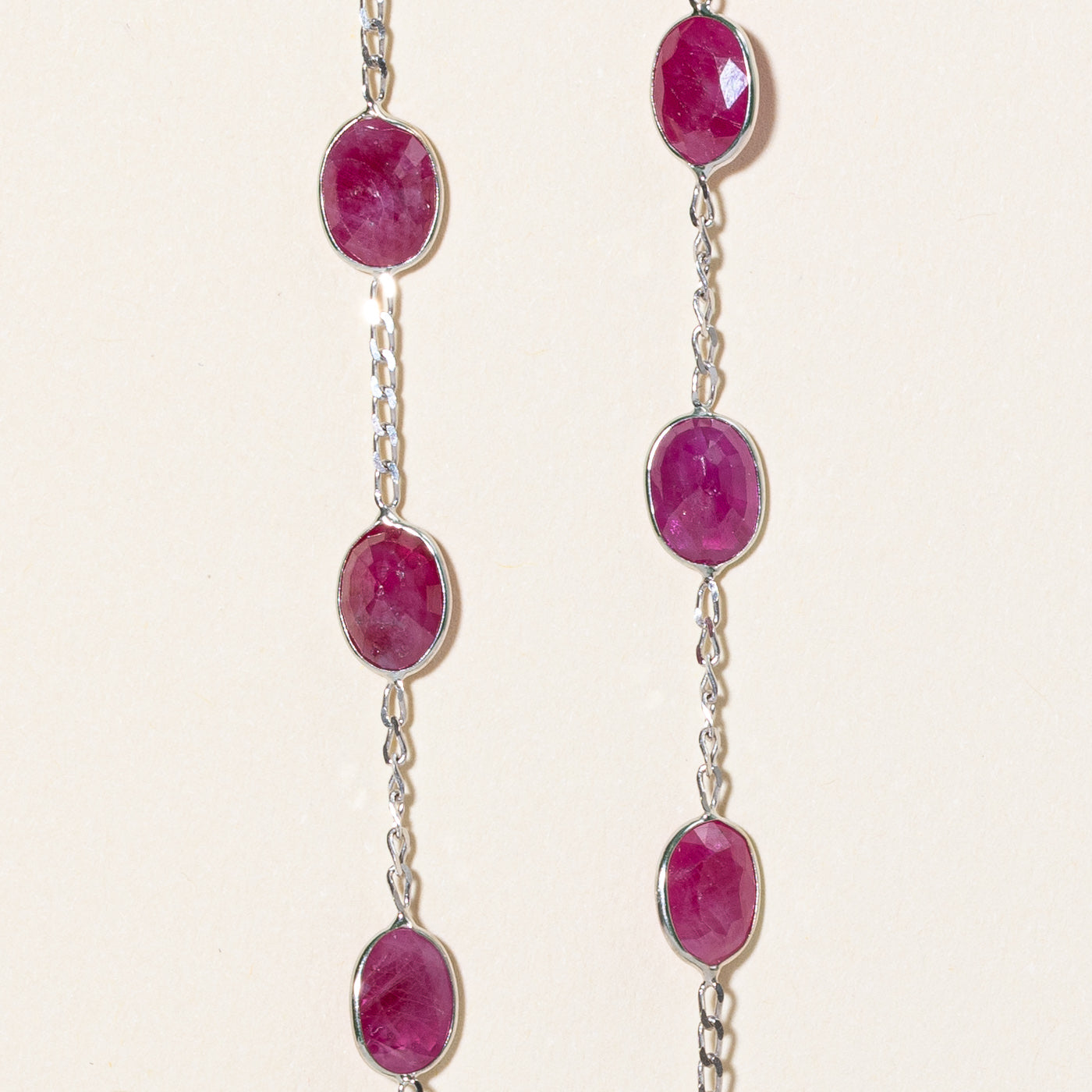 Collier en or blanc 14 carats serti de rubis traités au flux | 14,00 ct | 45,7 cm |