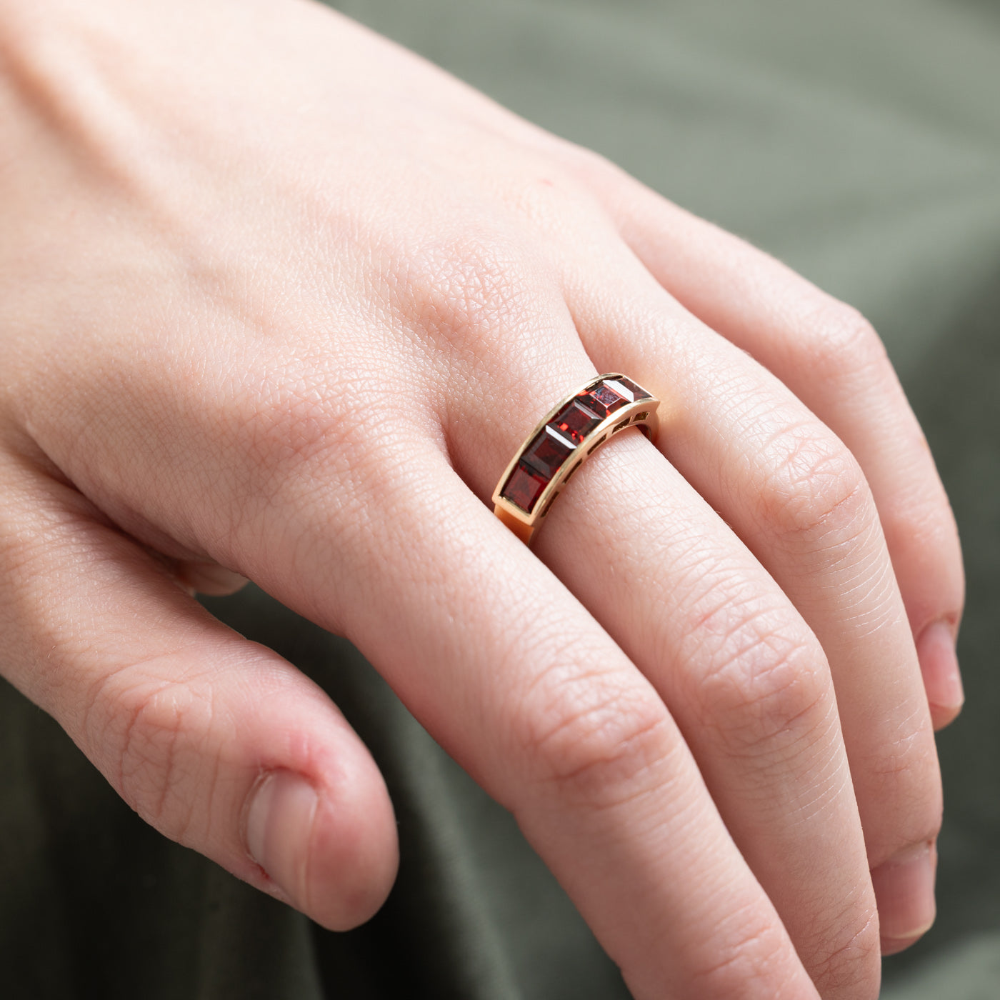 Bague sertie de grenats en canal | 1,75 ct | Taille 7,25