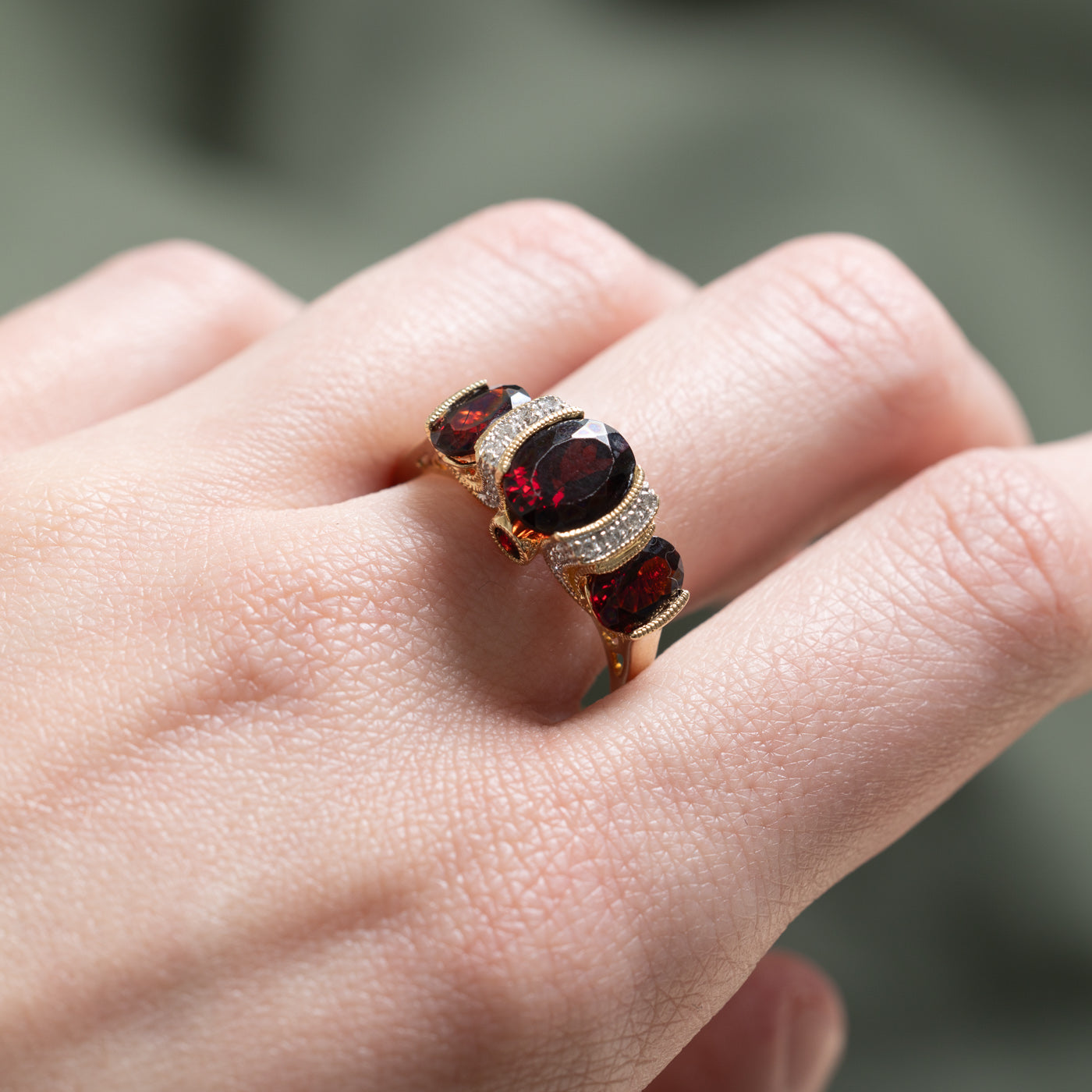 Bague cocktail en grenat et diamants | 3,90 ct, 0,14 ct | Taille 9,5