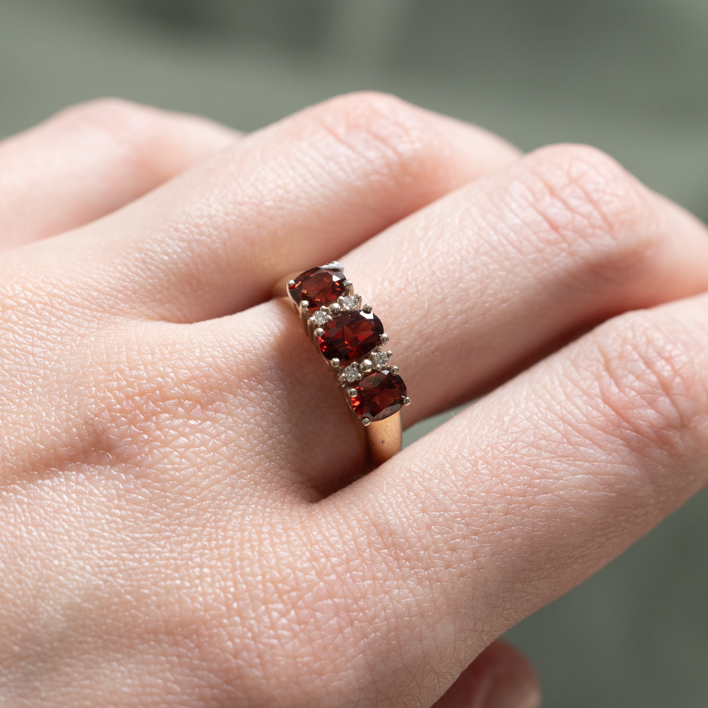 Bague « Birks » trois pierres en grenat et diamants | 0,04 ct, 1,15 ct | Taille 7,25