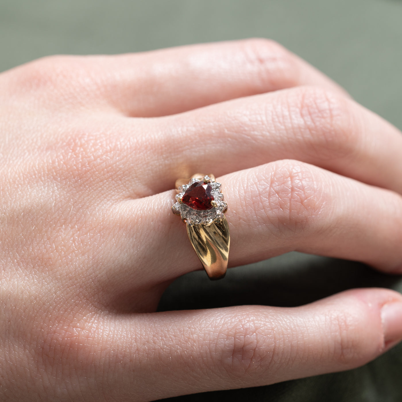 Bague en forme de pétale avec grenat taille cœur et diamants | 0,85 ct, 0,02 ct au total | Taille 6,75