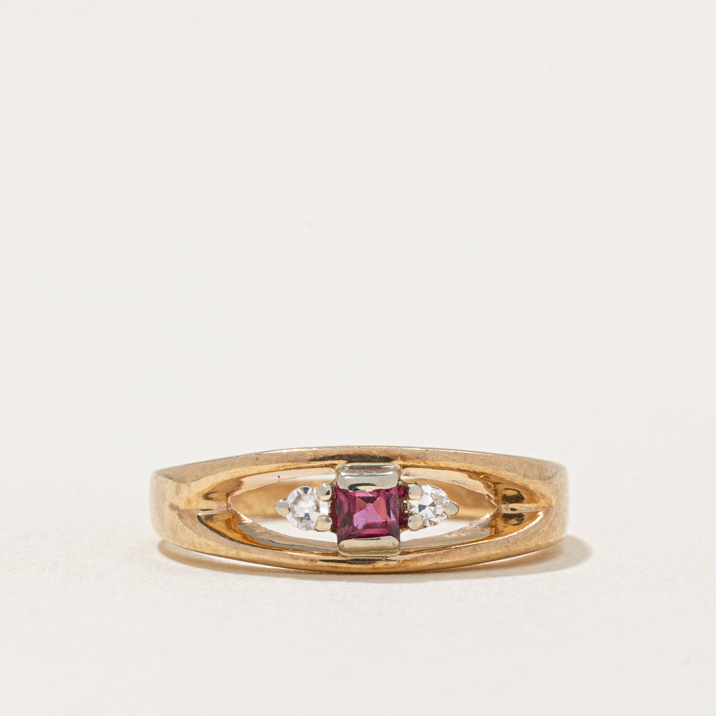 Bague rubis et diamants | 0,06 ct, 0,02 ct au total | Taille 3 |