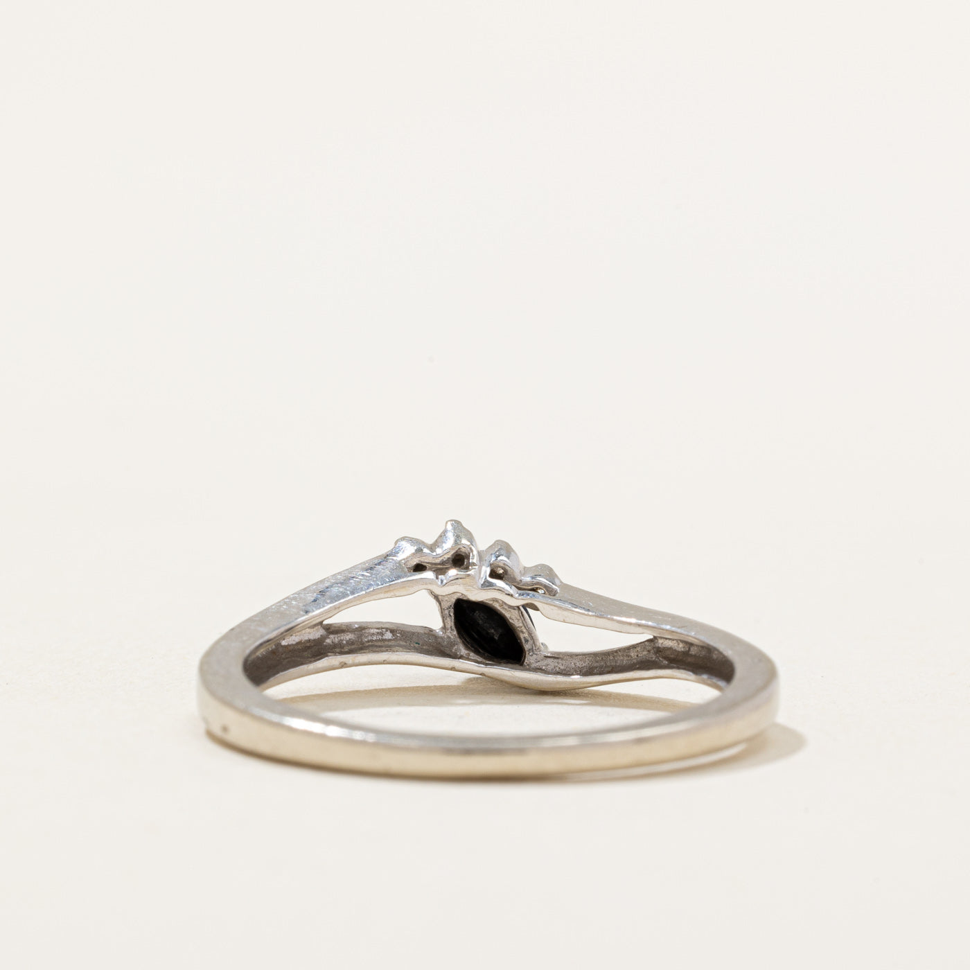 Bague saphir et diamants | 0,20 ct, 0,02 ct au total | Taille 7,5 |