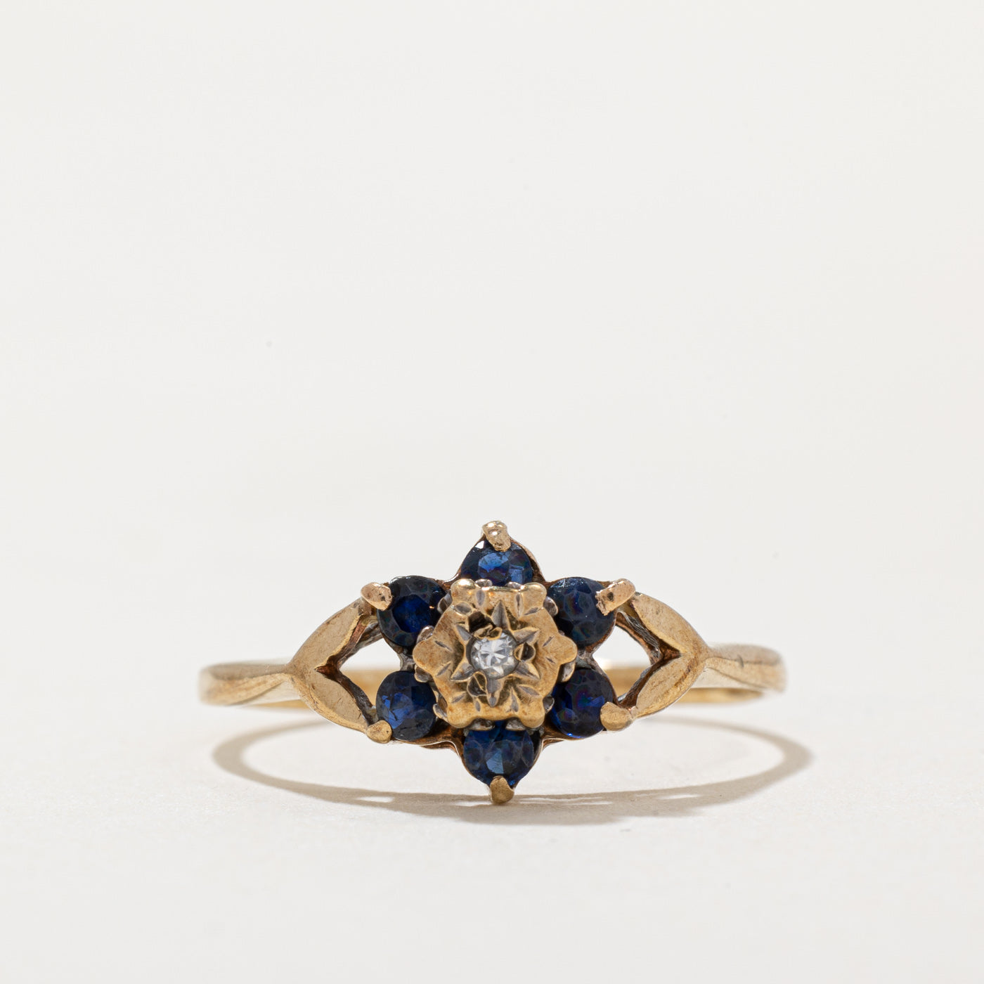 Bague saphir et diamants des années 1990 | 0,14 ct au total, 0,005 ct | Taille 4,75 |