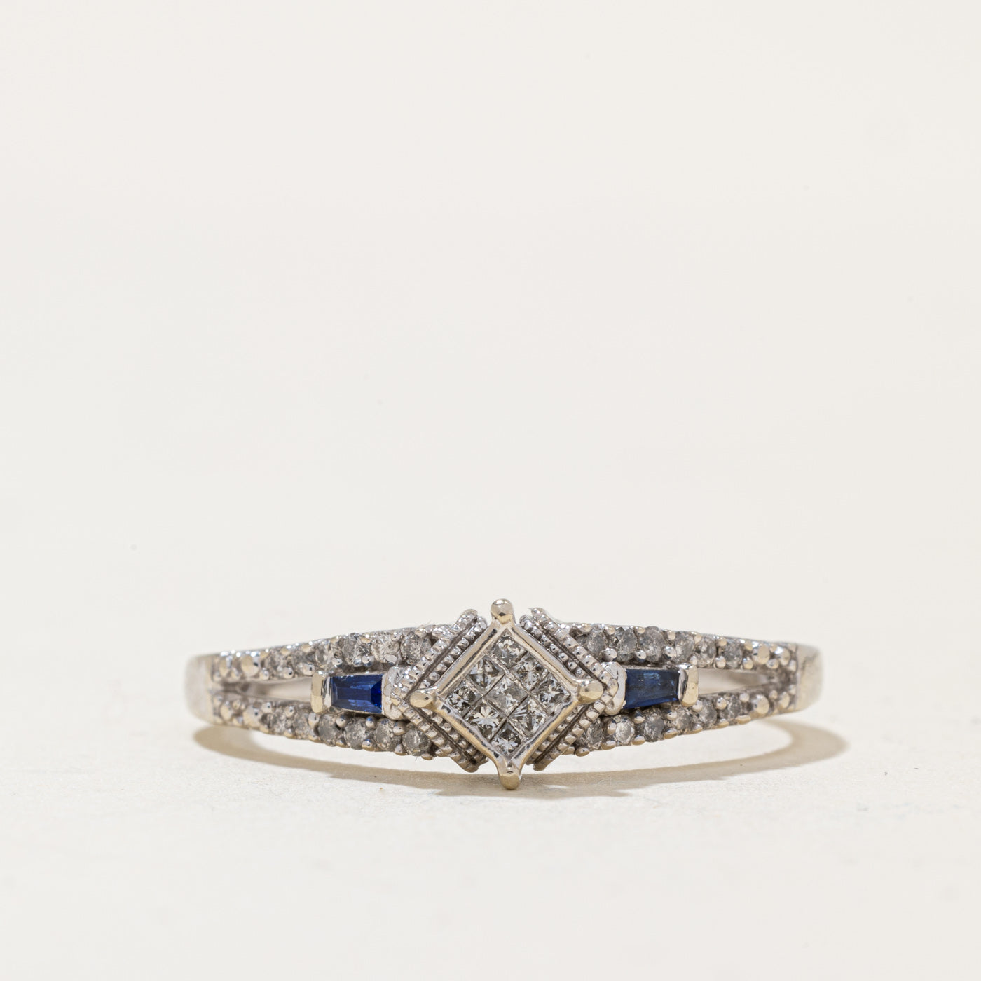 Bague en diamant et saphir | 0,13 ct, 0,06 ct | Taille 9,25 |