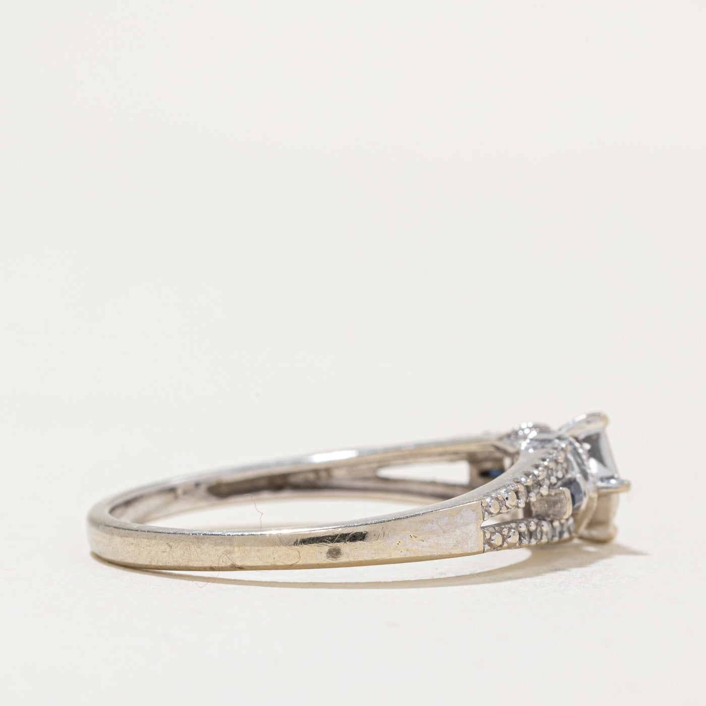 Bague en diamant et saphir | 0,13 ct, 0,06 ct | Taille 9,25 |