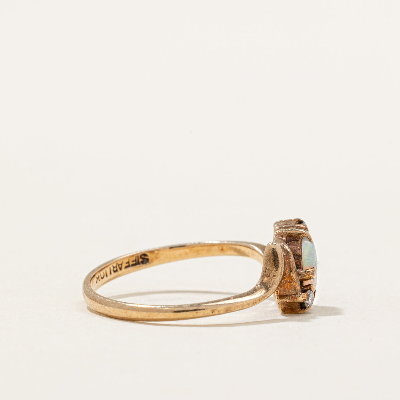 Bague en opale et diamants | 0,10 ct, 0,01 ct au total | Taille 3,75 |