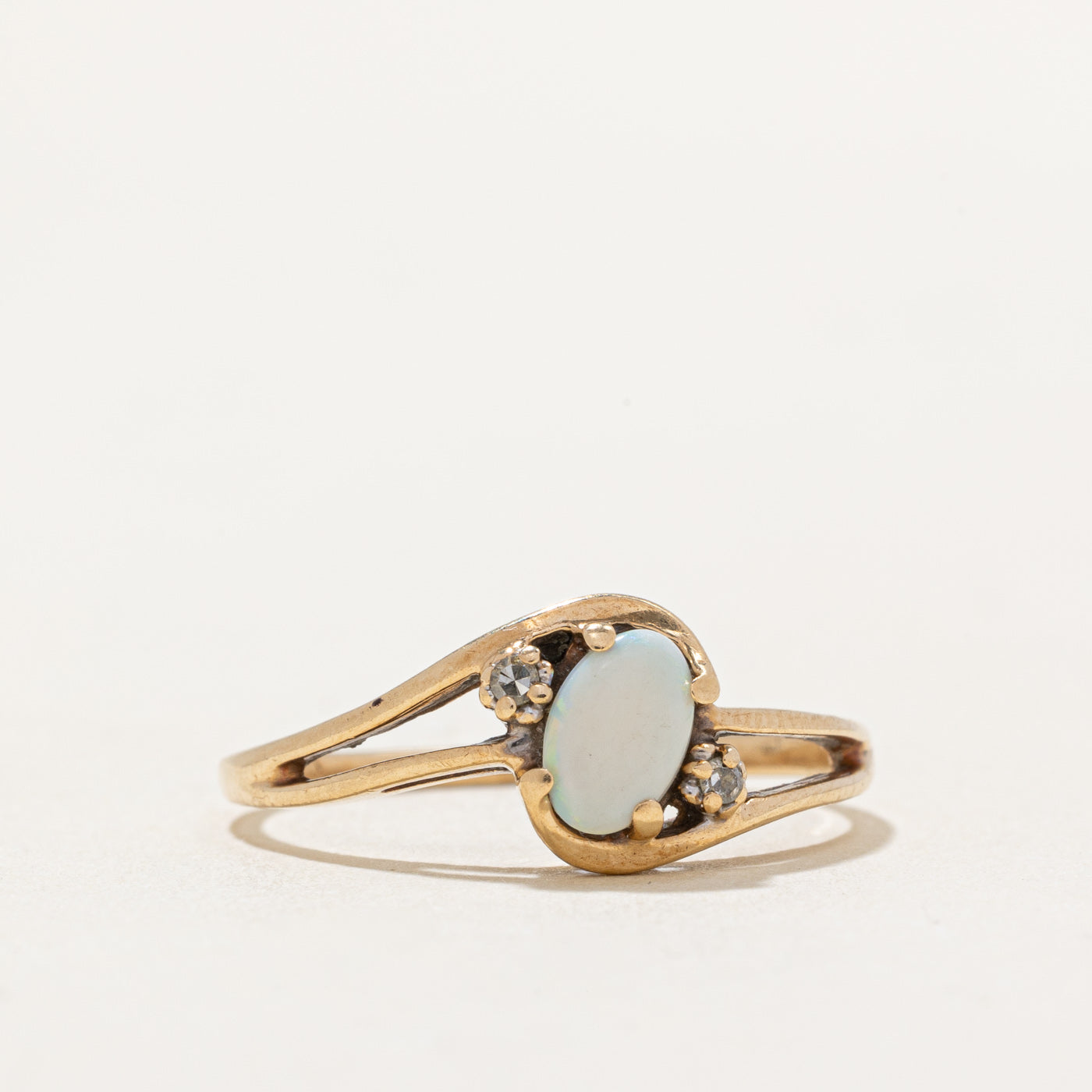 Bague en opale et diamants | 0,25 ct, 0,01 ct au total | Taille 6,75 |