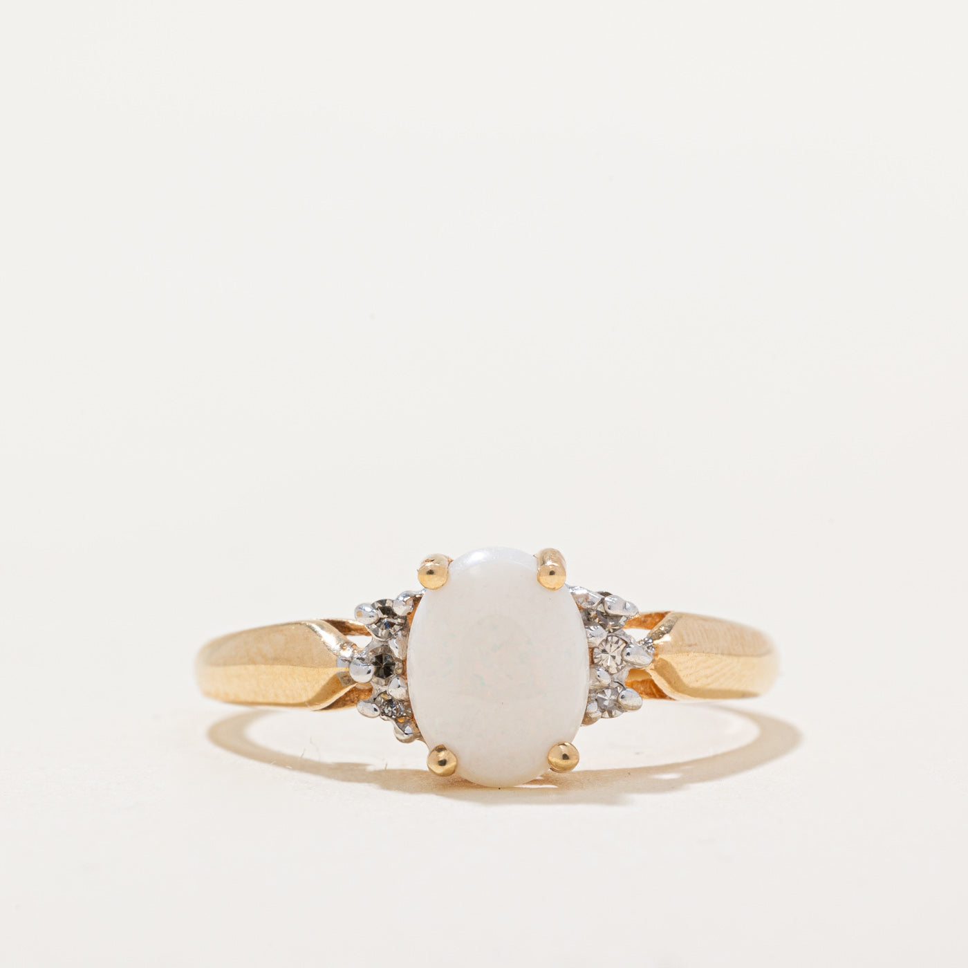 Bague en opale et diamants | 0,60 ct, 0,02 ct au total | Taille 8,5 |
