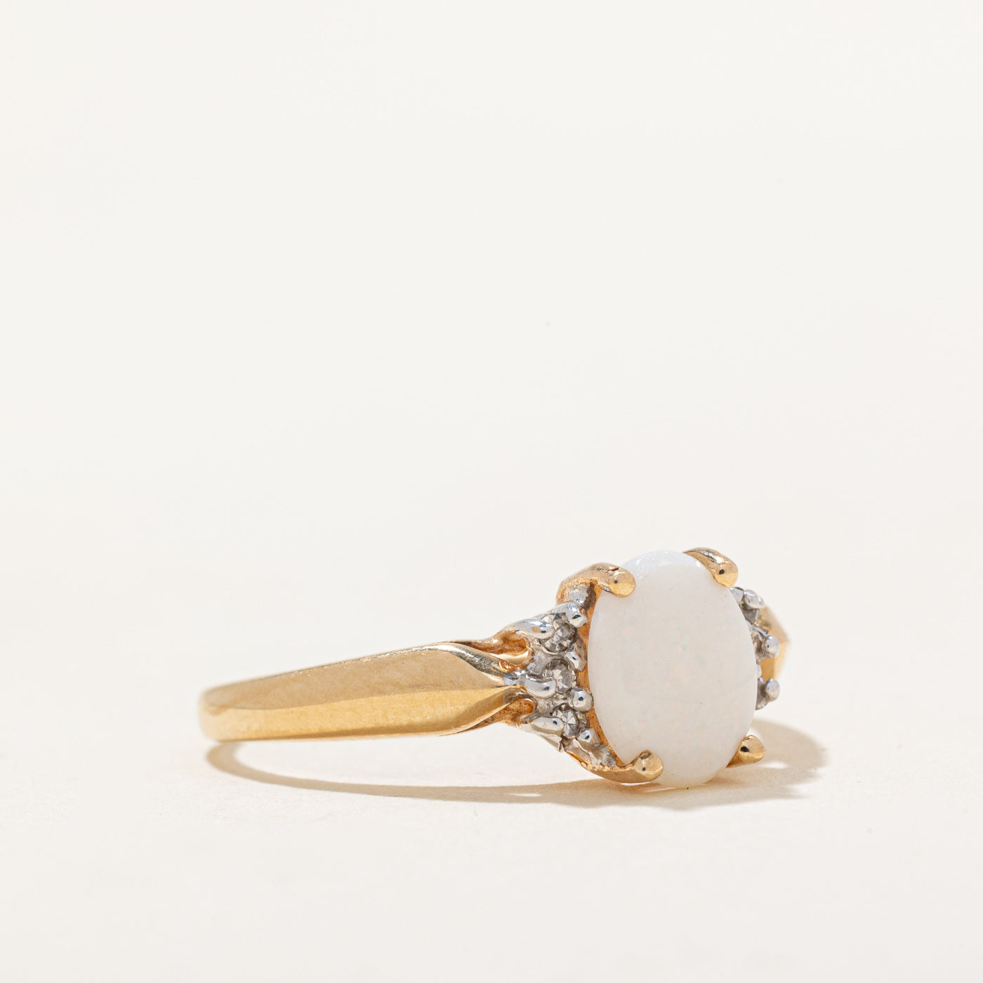 Bague en opale et diamants | 0,60 ct, 0,02 ct au total | Taille 8,5 |