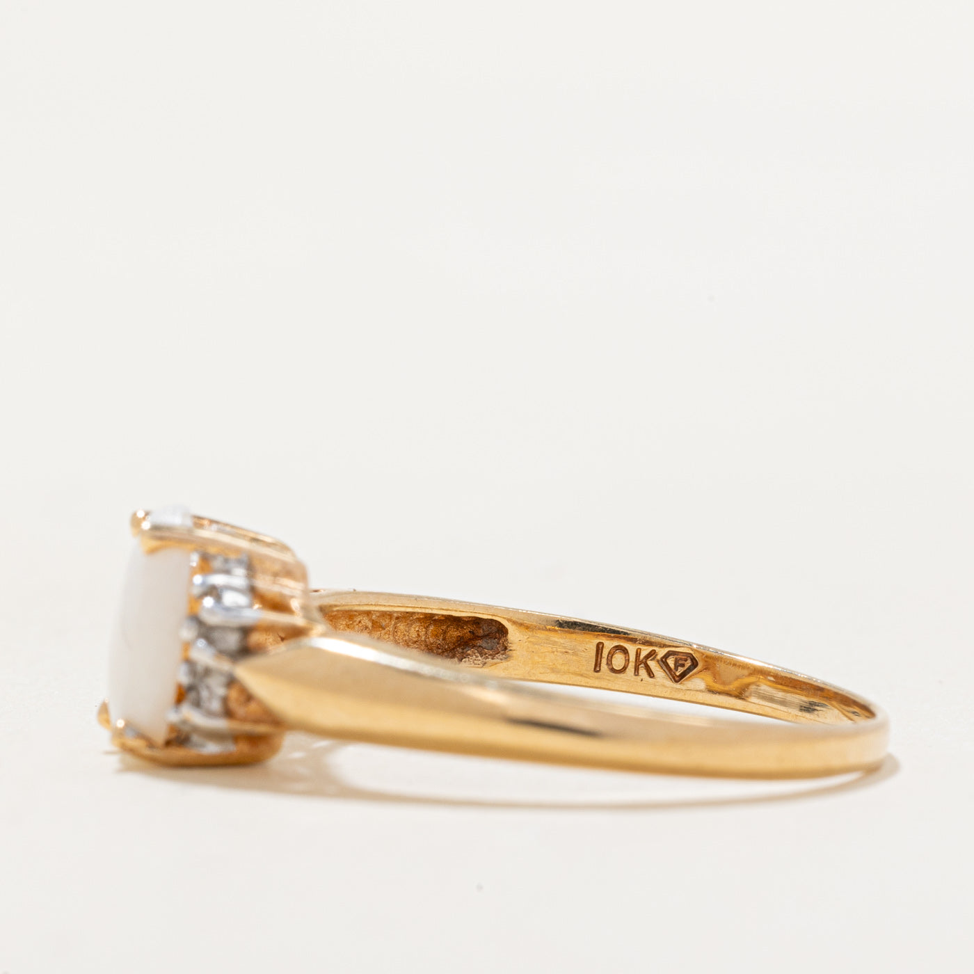Bague en opale et diamants | 0,60 ct, 0,02 ct au total | Taille 8,5 |