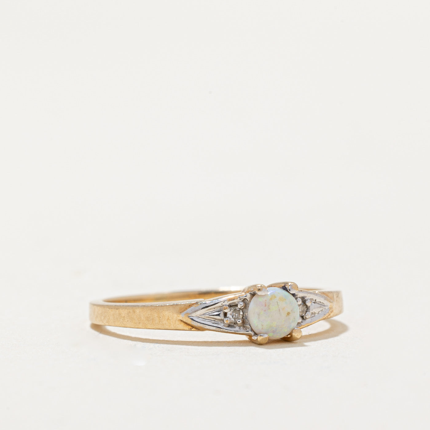 Bague en opale et diamants | 0,07 ct, 0,01 ct au total | Taille 3,75 |