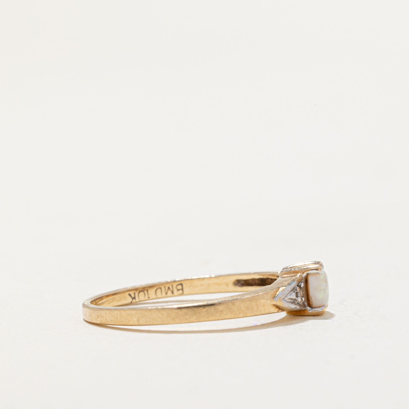 Bague en opale et diamants | 0,07 ct, 0,01 ct au total | Taille 3,75 |