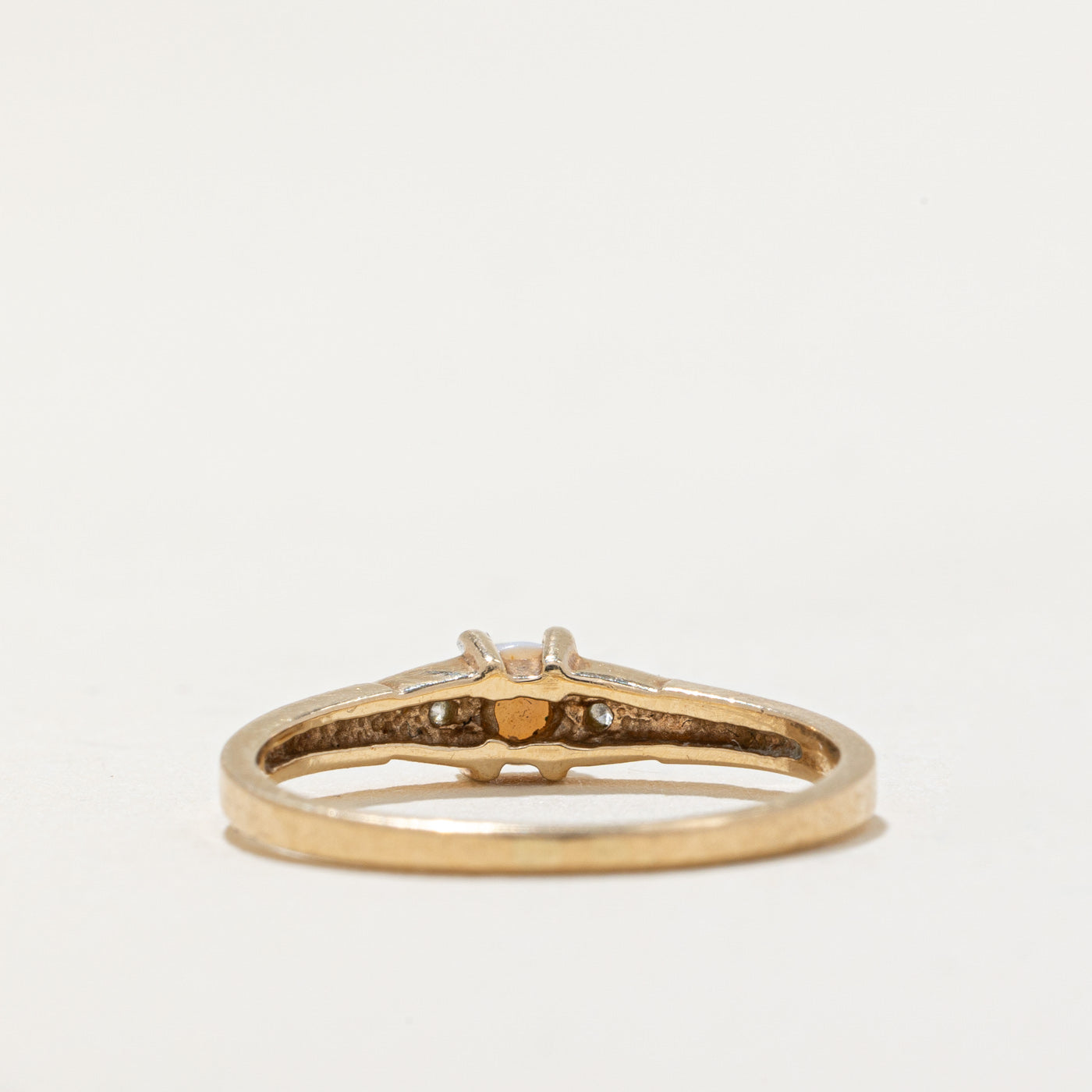 Bague en opale et diamants | 0,07 ct, 0,01 ct au total | Taille 3,75 |