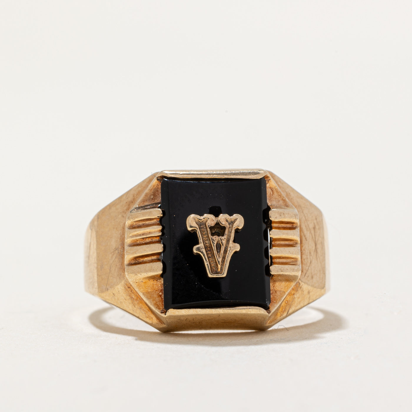 Bague chevalière en onyx « V » | 1,00 ct | Taille 6,5 |