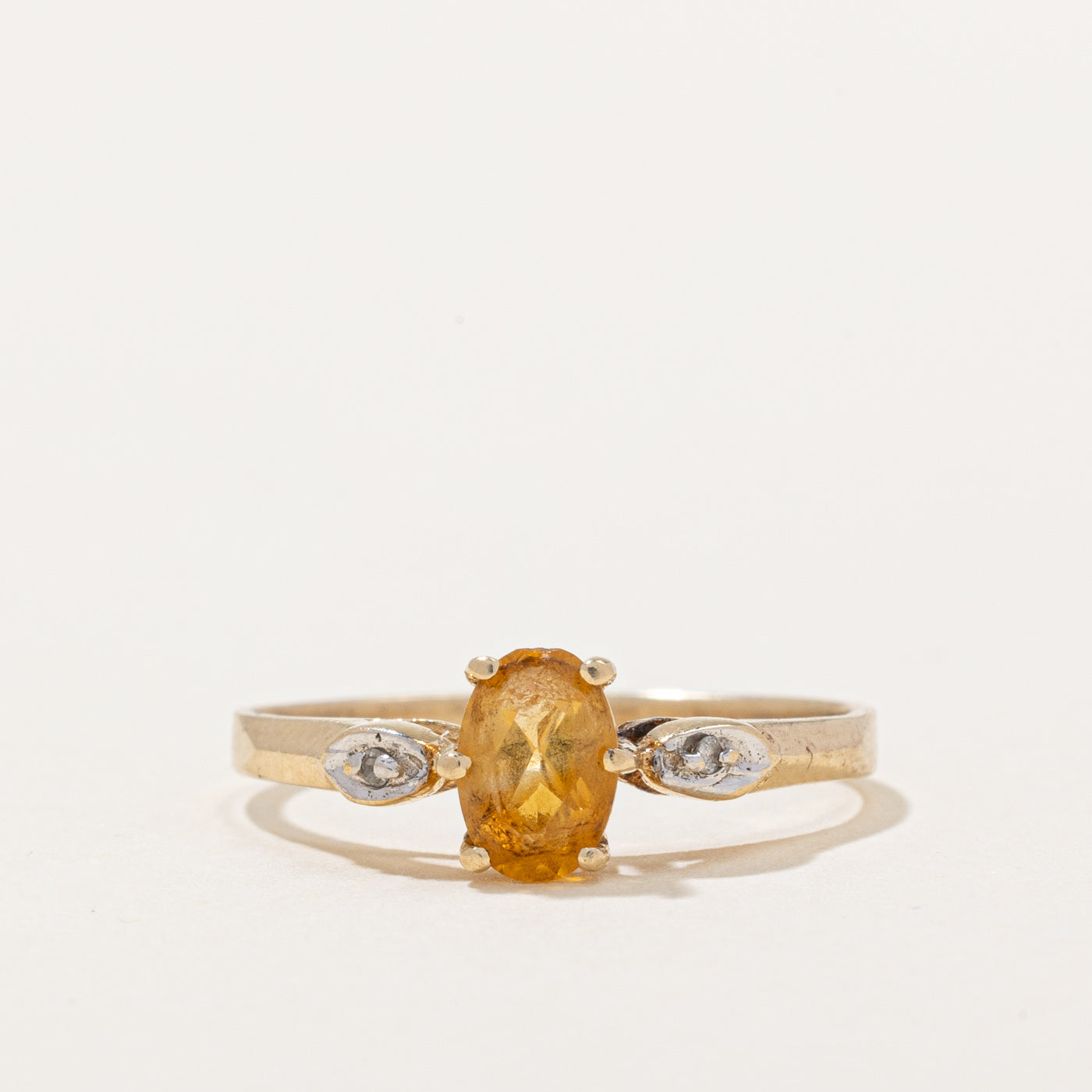Bague en citrine et diamants | 0,30 ct, 0,01 ct au total | Taille 5 |