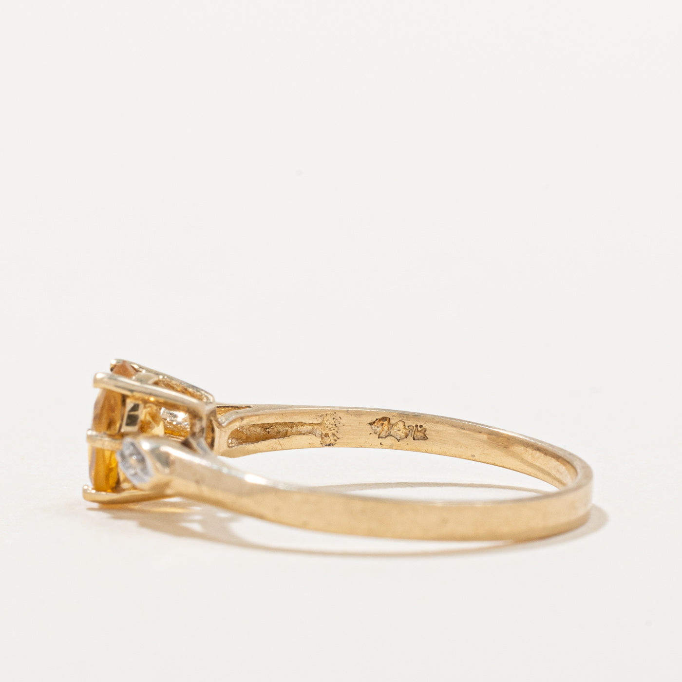 Bague en citrine et diamants | 0,30 ct, 0,01 ct au total | Taille 5 |