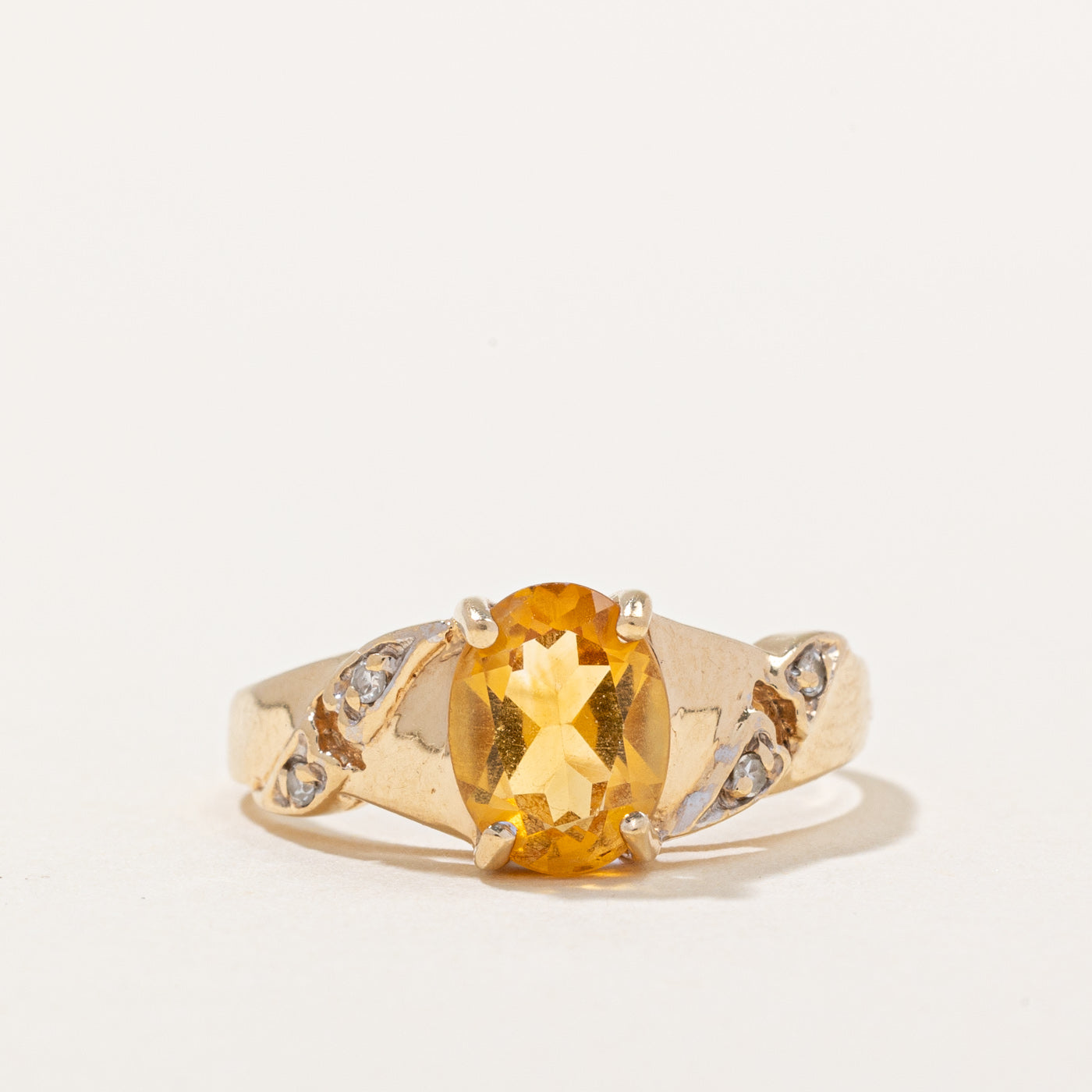 Bague en citrine et diamants | 0,60 ct, 0,04 ct au total | Taille 5,75 |