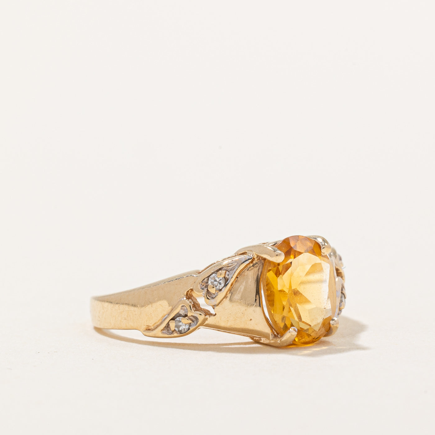Bague en citrine et diamants | 0,60 ct, 0,04 ct au total | Taille 5,75 |